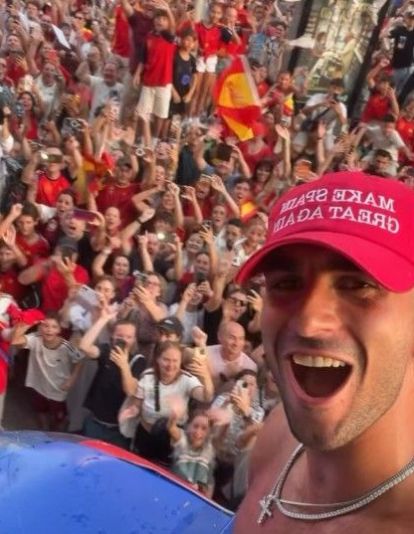 Ferran Torres i la polèmica gorra durant la celebració del Mundial