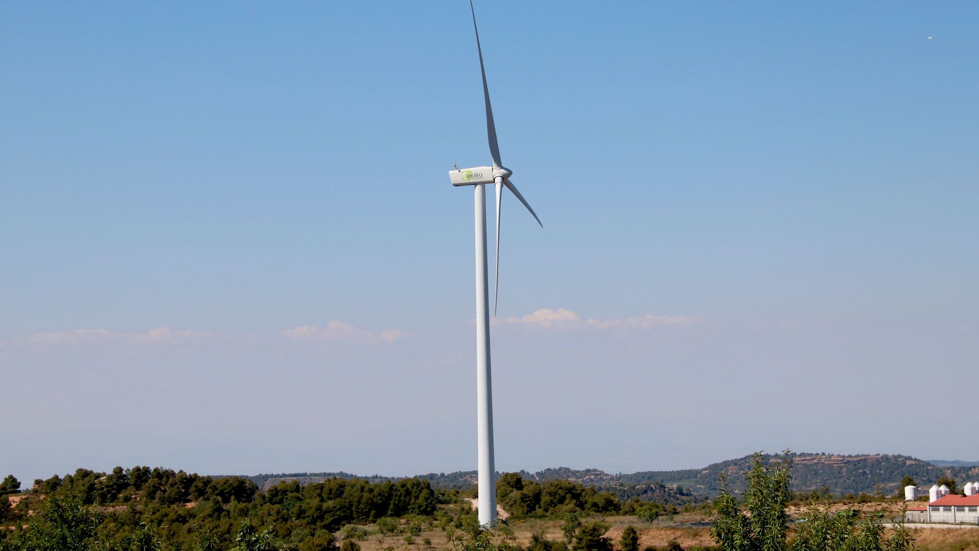 Un aerogenerador del parc eòlic Les Rotes, a les Garrigues, a tocar de Margalef