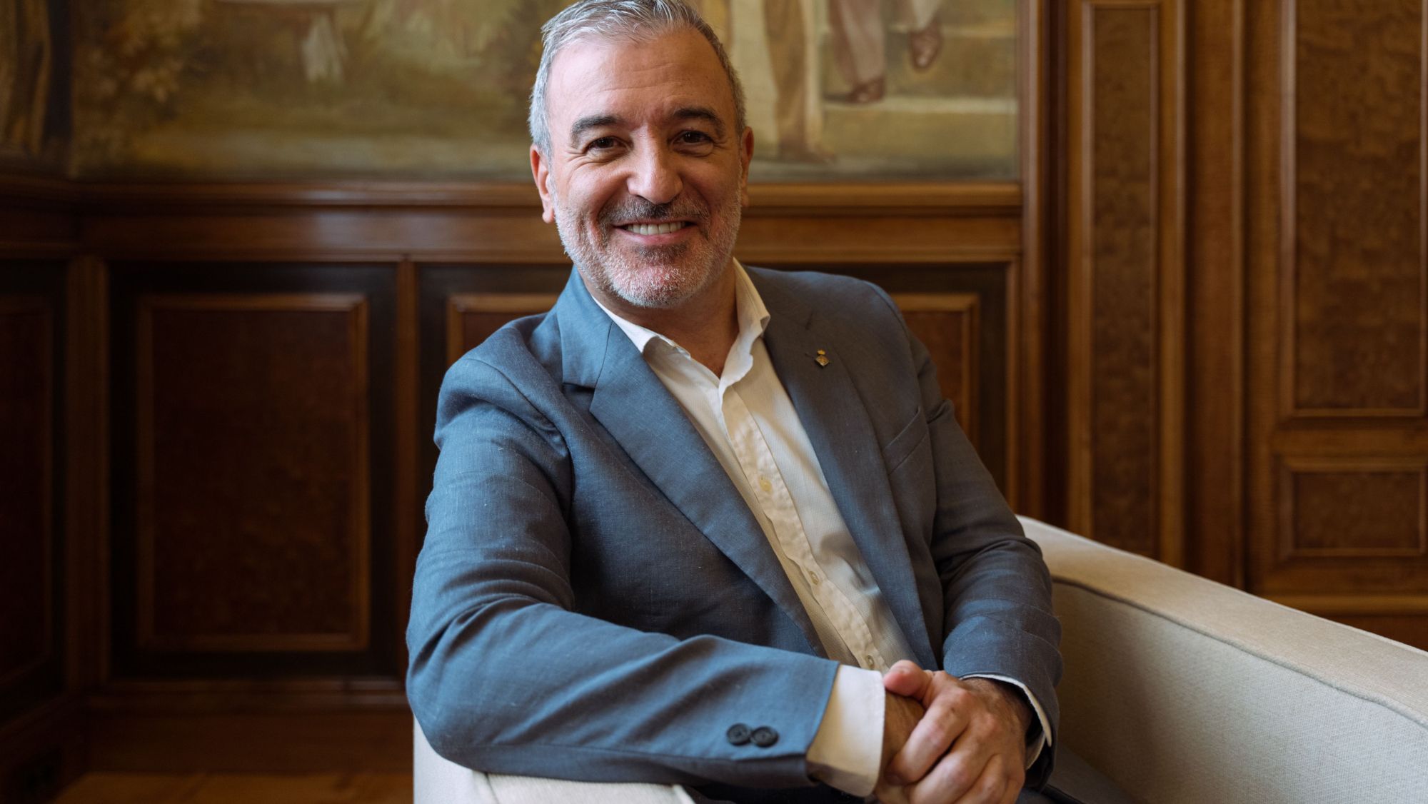 L'alcalde Jaume Collboni somriu abans de l'entrevista amb l'ACN