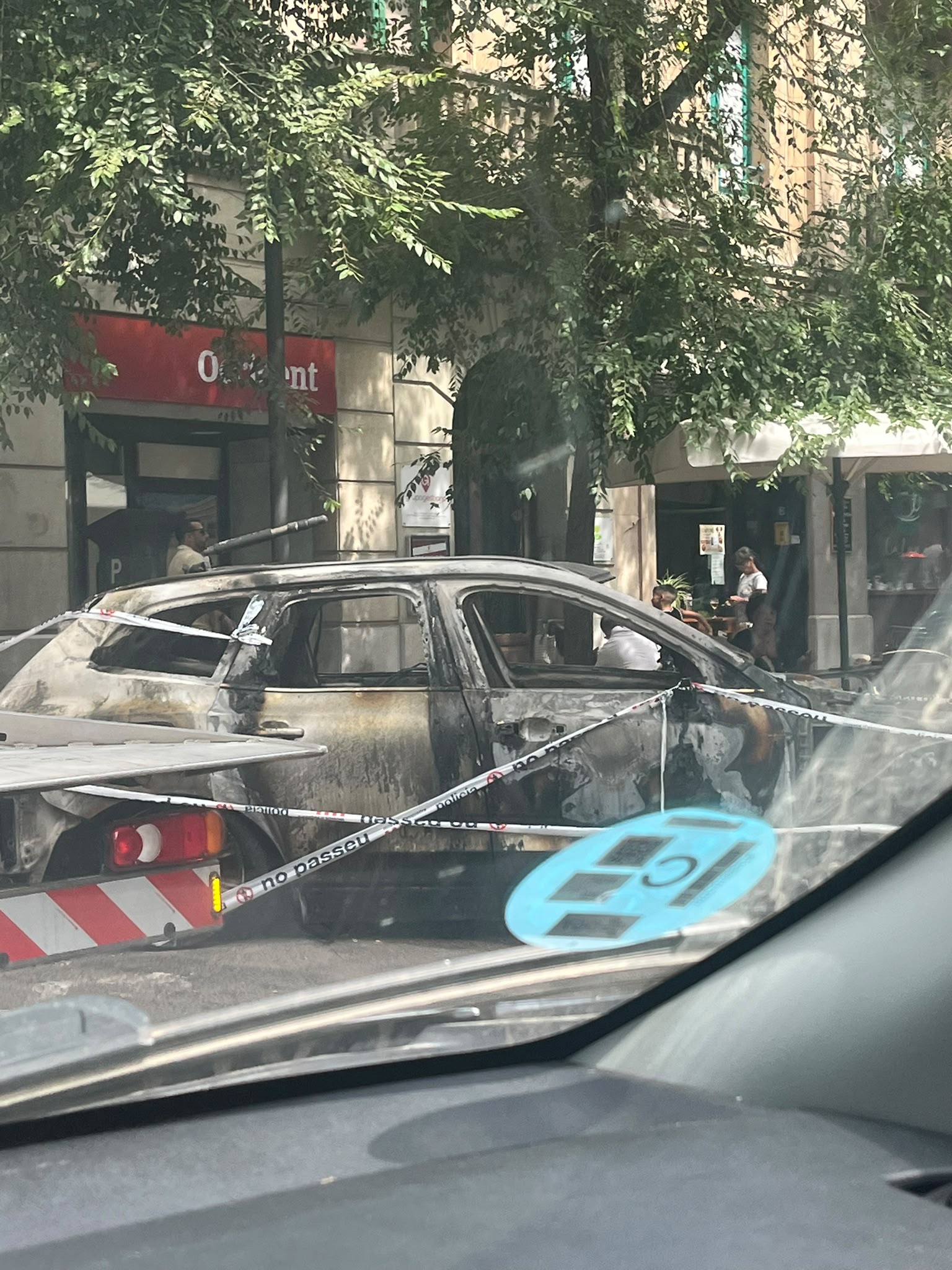 Un cotxe calcinat al centre de Tarragona