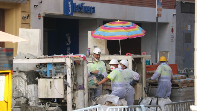 Continuen les tasques de reparació de l'esvoranc del Puntxet al carrer Teodora Lamadrid