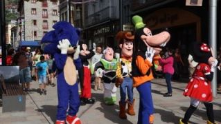 Els personatges de Disney desfilant pels carrers