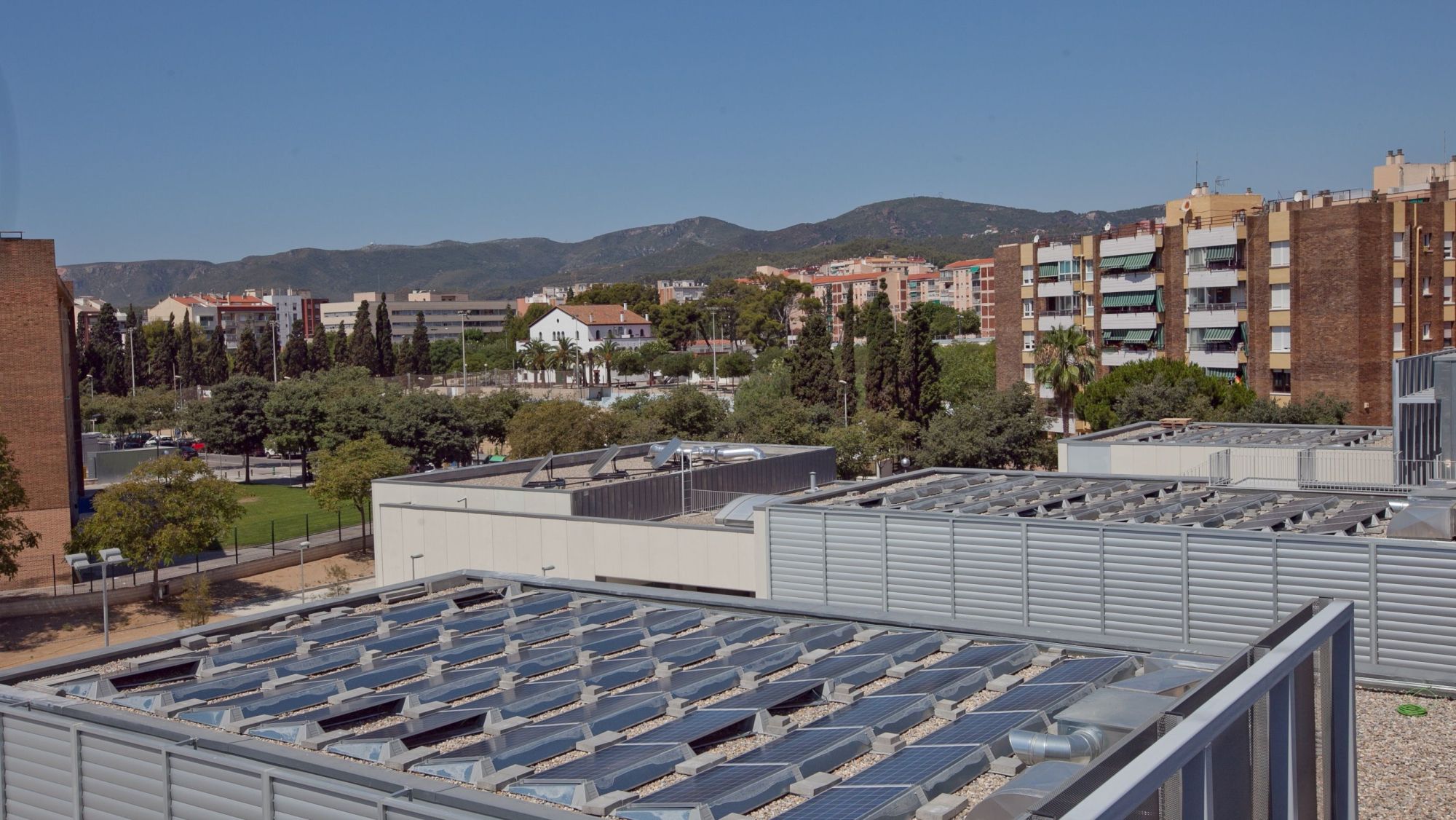 Terrats d'edificis amb plaques solars per a millorar l'eficiència energètica a Viladecans