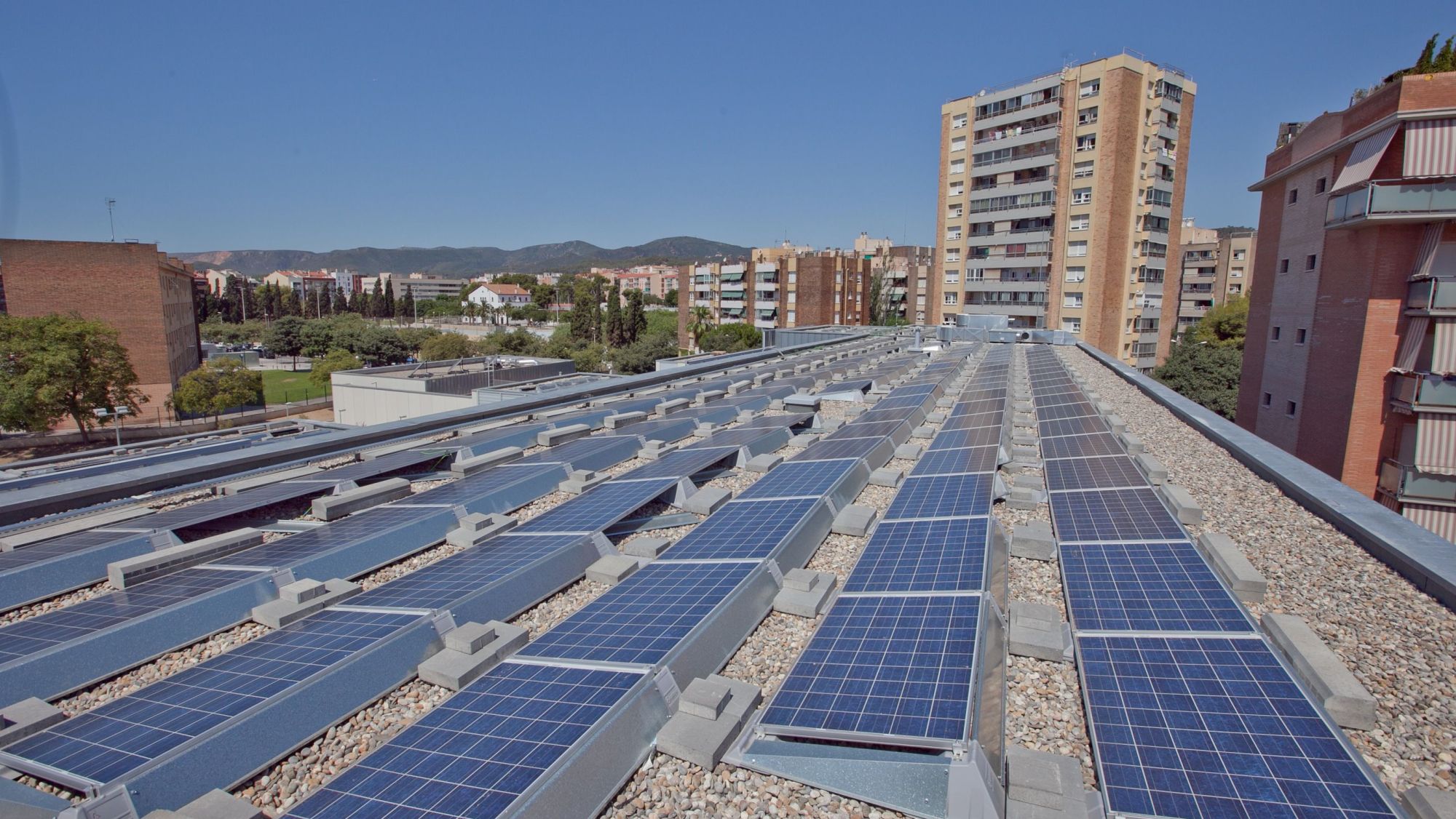 Terrats d'edificis amb plaques solars per a millorar l'eficiència energètica a Viladecans 1