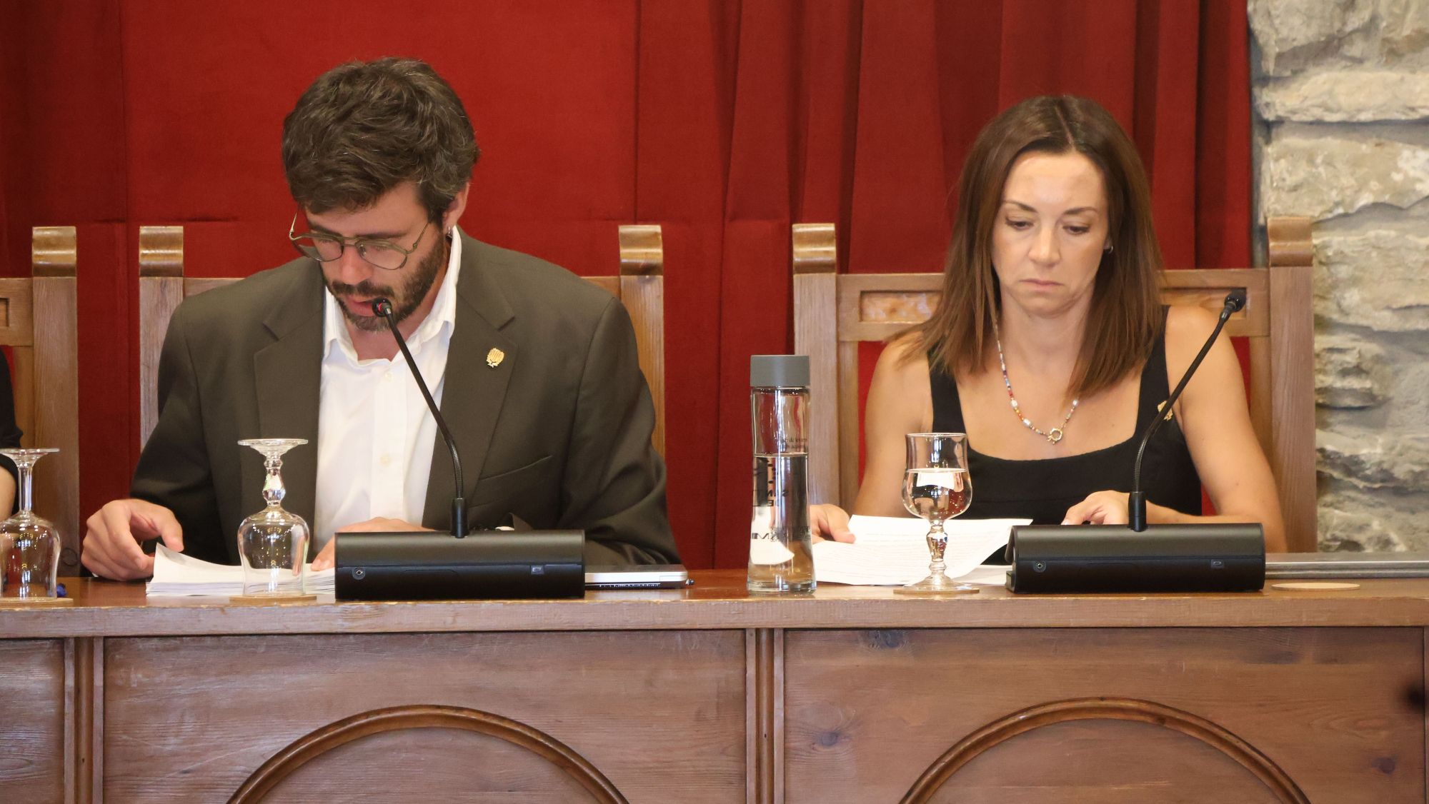 Els cònsols de Sant Julià de Lòria, Cerni Cairat i Sofia Cortesao, en sessió de consell de comú