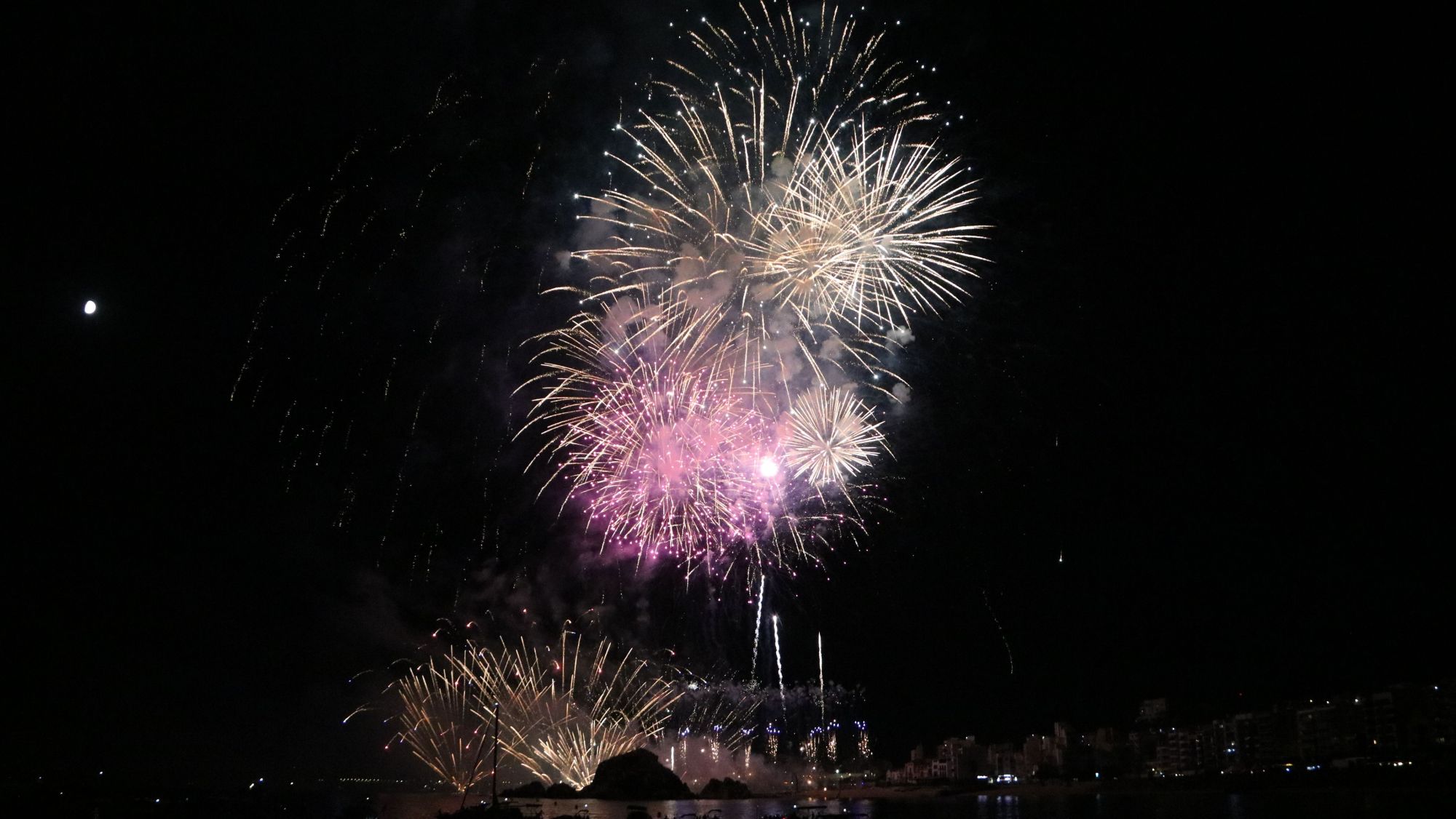 Blanes encén la 54a edició del Concurs Internacional de Focs d’Artifici de la Costa Brava 1