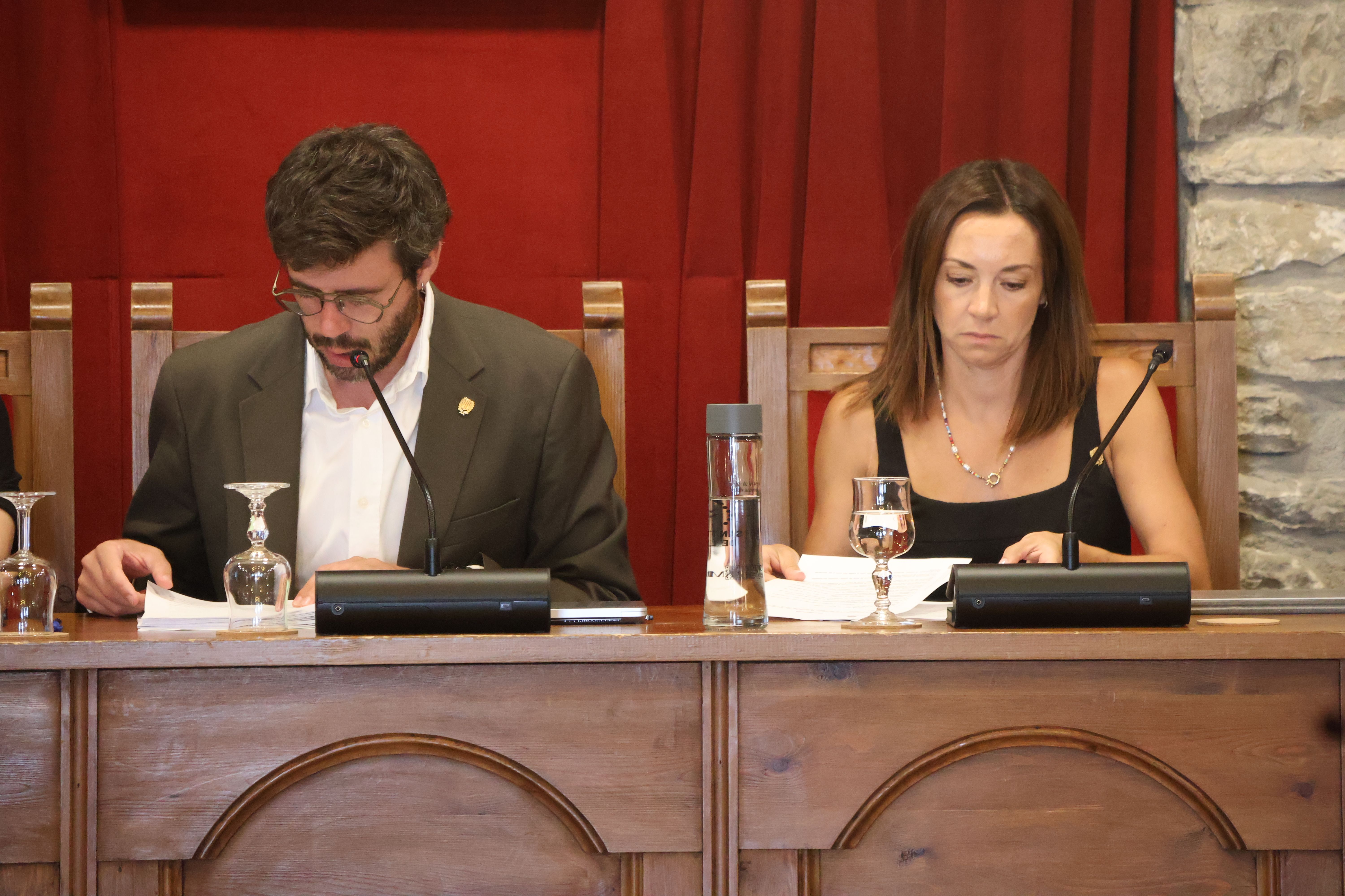 Els cònsols de Sant Julià de Lòria, Cerni Cairat i Sofia Cortesao, en sessió de consell de comú | FOTO: R.S. (ANA)