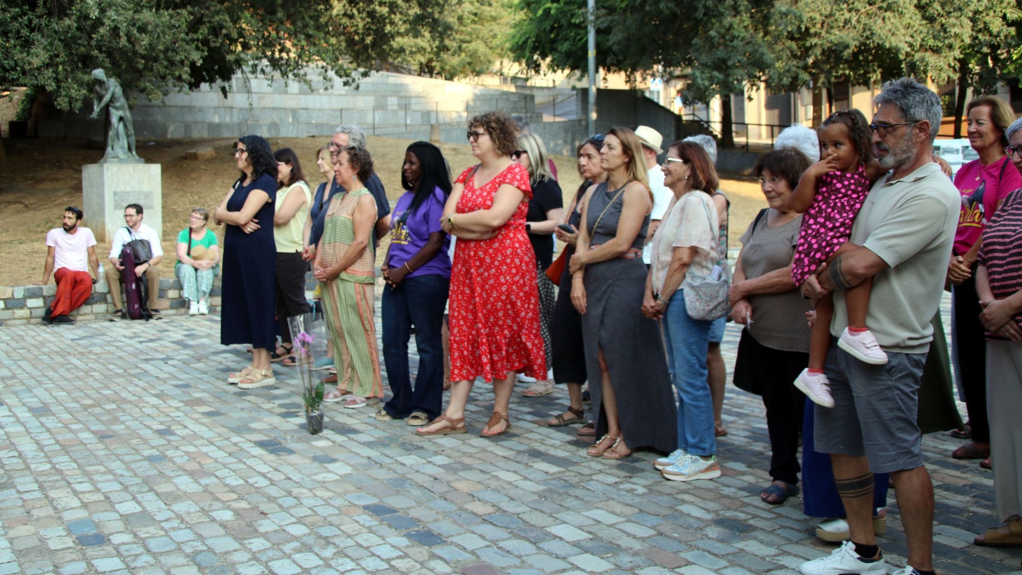Amics i familiars de la Carla s'han reunit al carrer per recordar-la