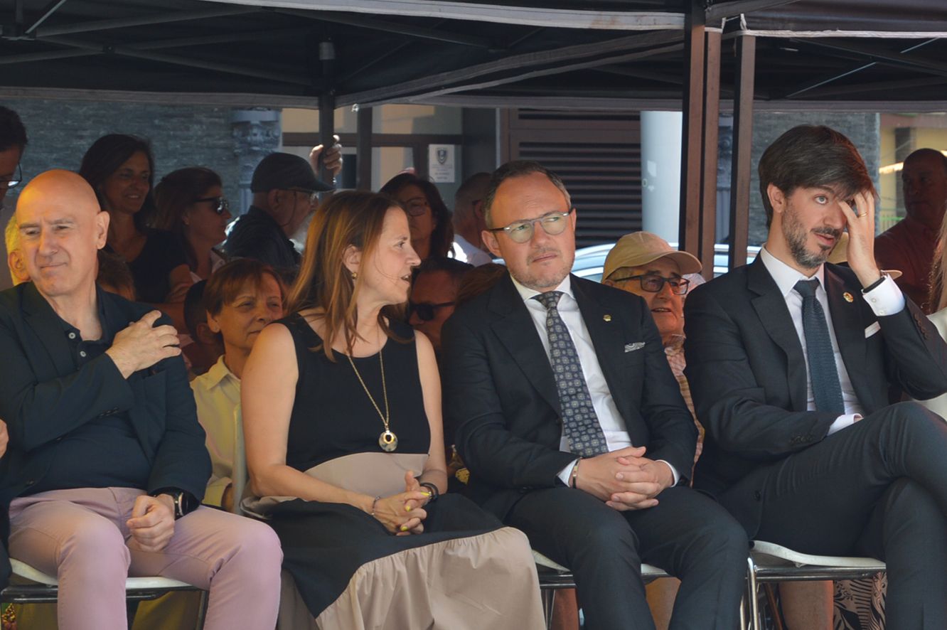 La cónsul mayor de Escaldes-Engordany, Rosa Gili, conversa con el jefe de Gobierno, Xavier Espot, durante el baile de Santa Anna | FOTO: M.F. (ANA)