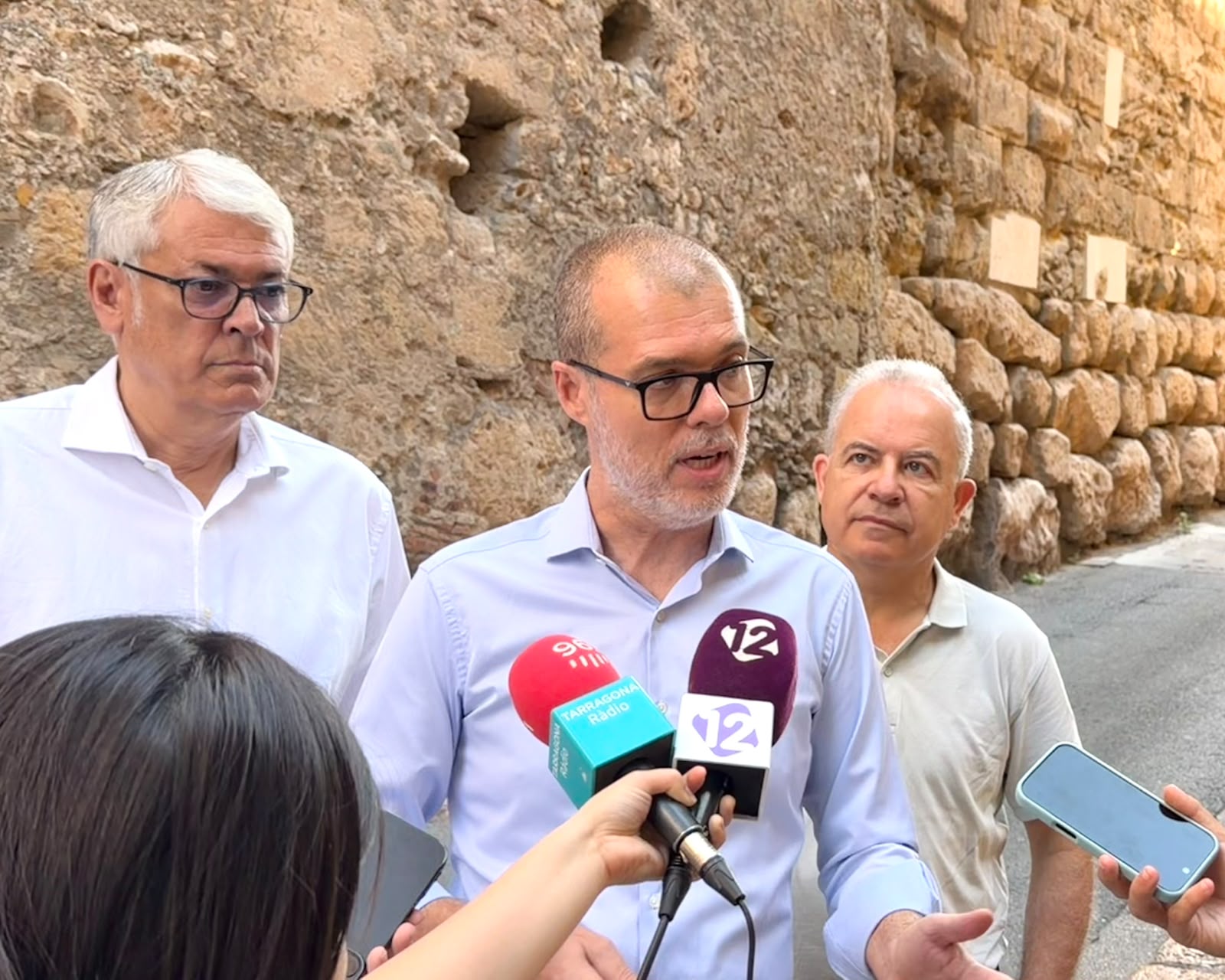 El portaveu adjunt de Junts al Congrés, Josep Maria Cruset, amb Jordi Sendra i el diputat Jordi Bertran