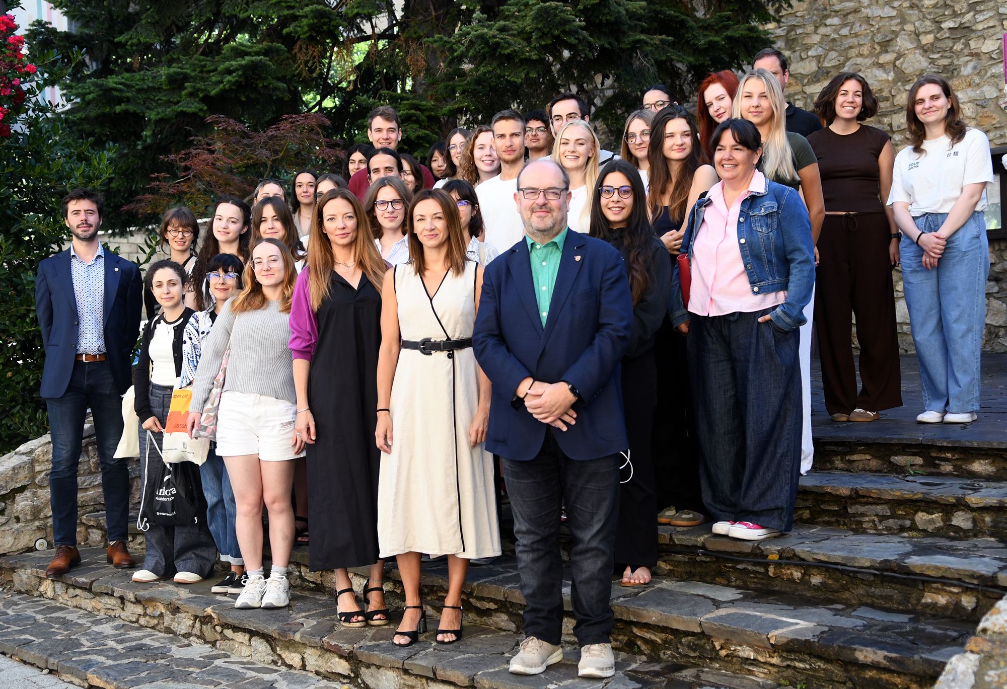 Los estudiantes con algunas autoridades del país y comunales de Sant Julià de Lòria | FOTO: Govern d'Andorra