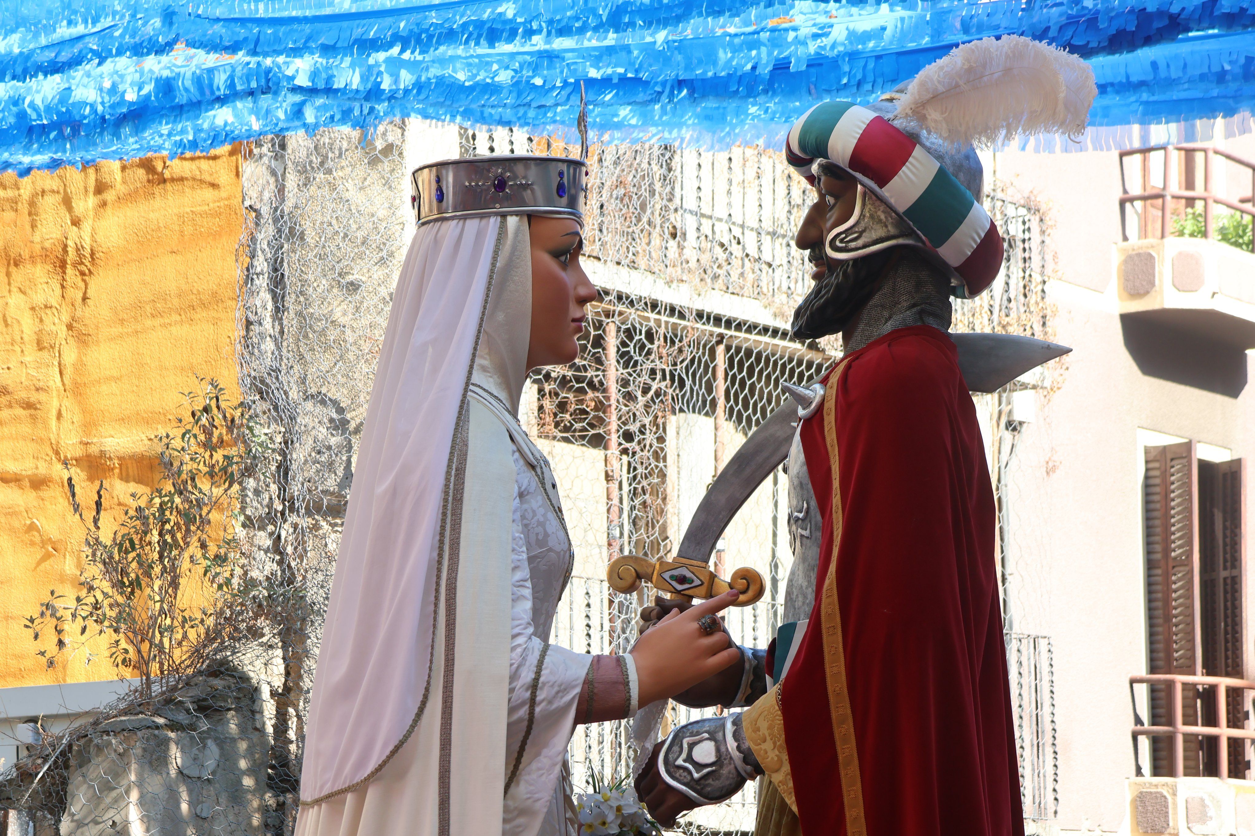 Els gegants dansant a la plaça major de Sant Julià de Lòria | FOTO: R.S. (ANA)