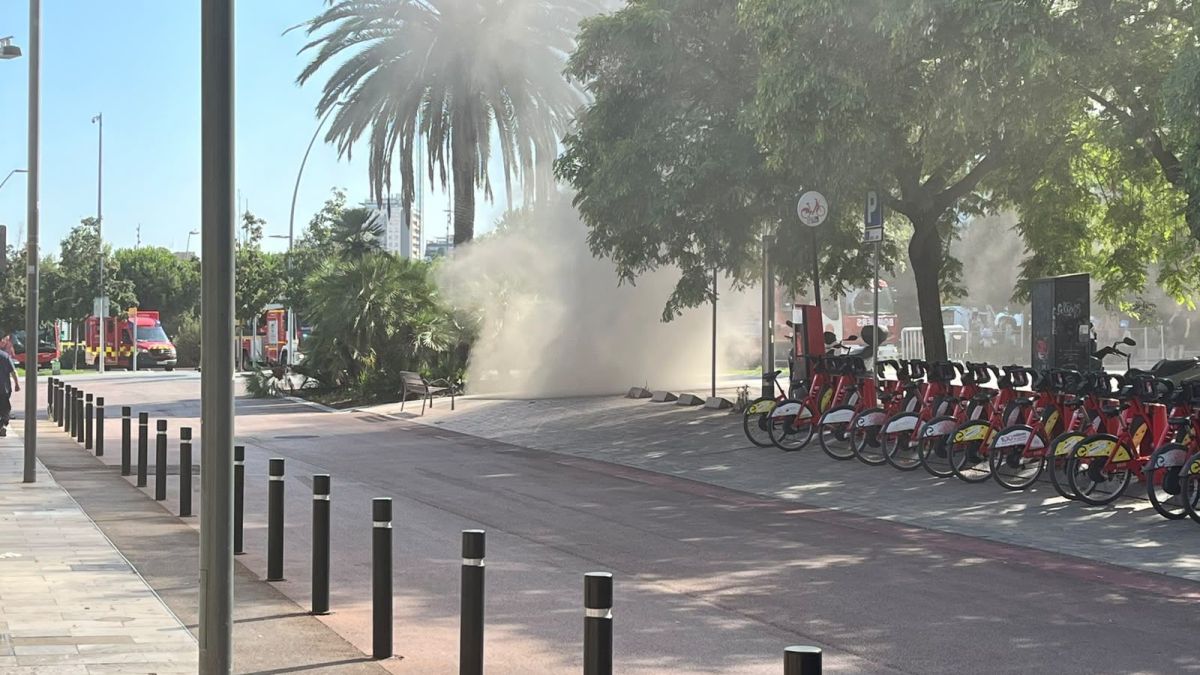 Fum entorn de la parada de Metro de Glòries