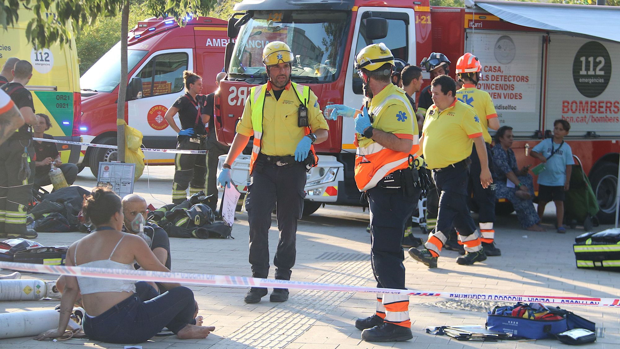 Efectius de cossos d'emergències atenen usuaris del Metro després d'un incendi entre Glòries i Clot (2)