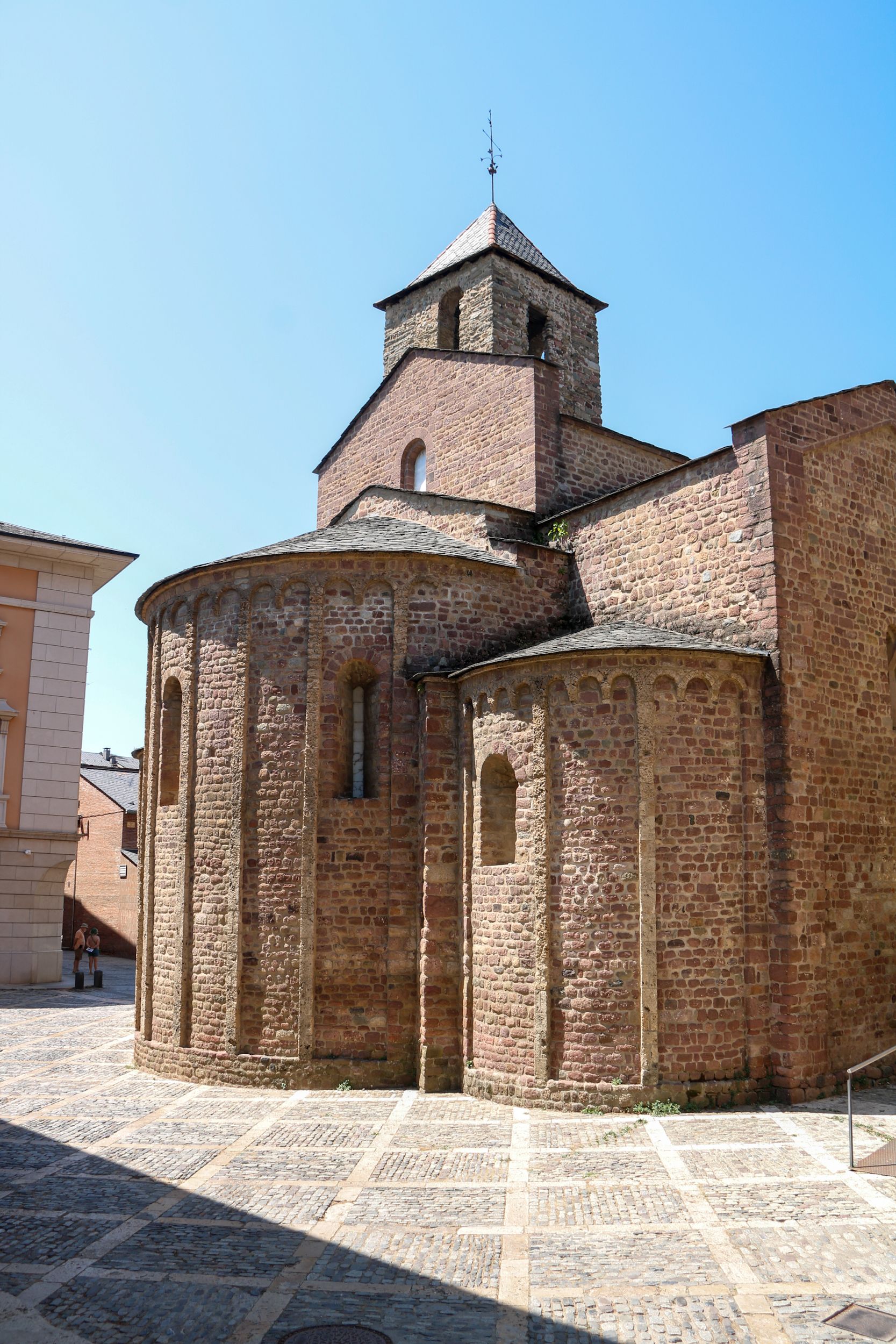 Un moment de la visita guiada al conjunt catedralici de Santa Maria d'Urgell (2)