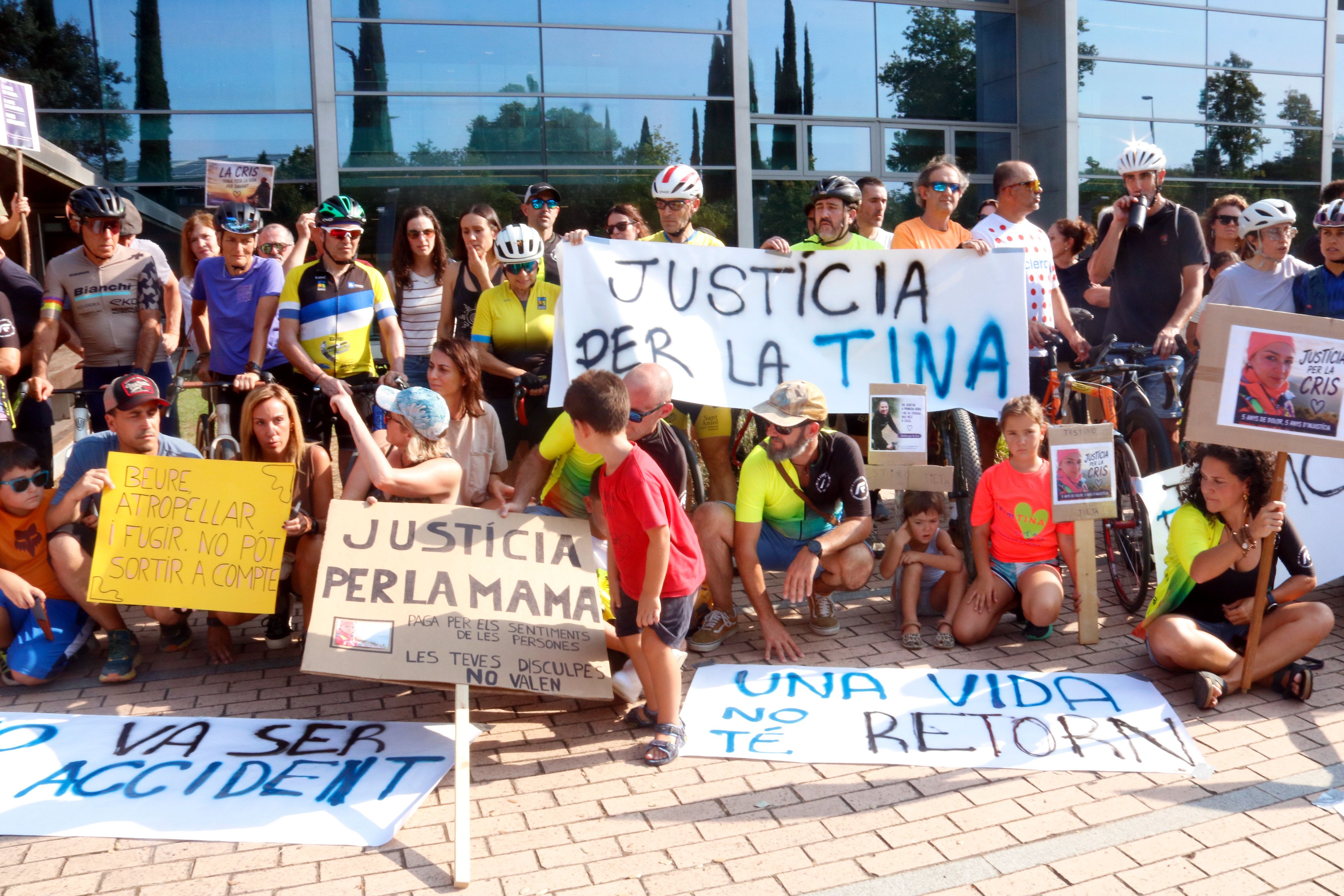 Pancartes clamant justícia per la ciclista atropellada mortalment als Àngels