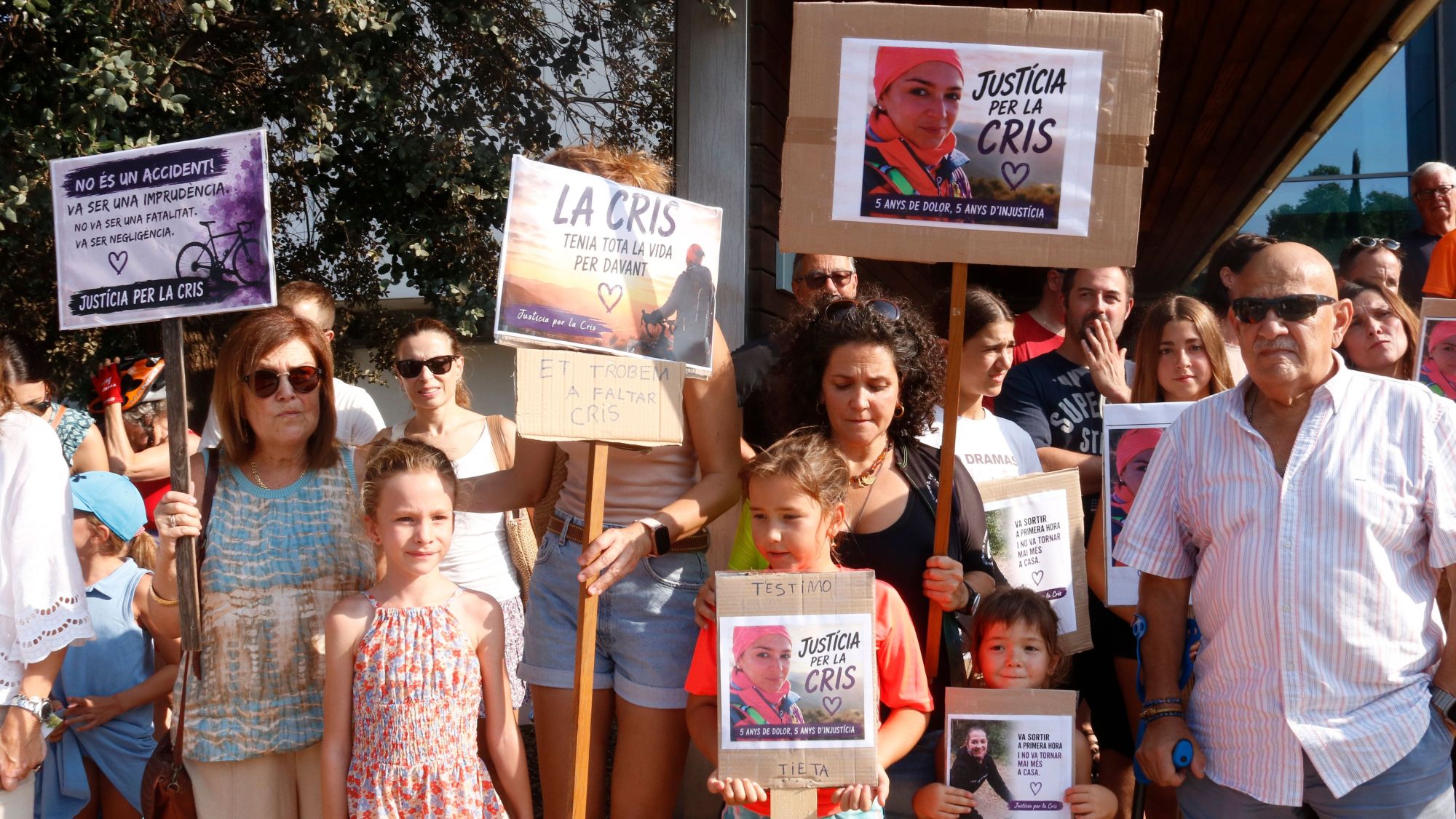 Amics i familiars de la ciclista atropellada als Àngels clamant justícia