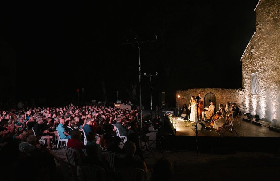 Magalí Sare va presentar aquest dimarts el seu espectacle 'Descasada' davant d'una plaça Major de Borén plena de públic en el marc del Dansàneu. @rutssole
