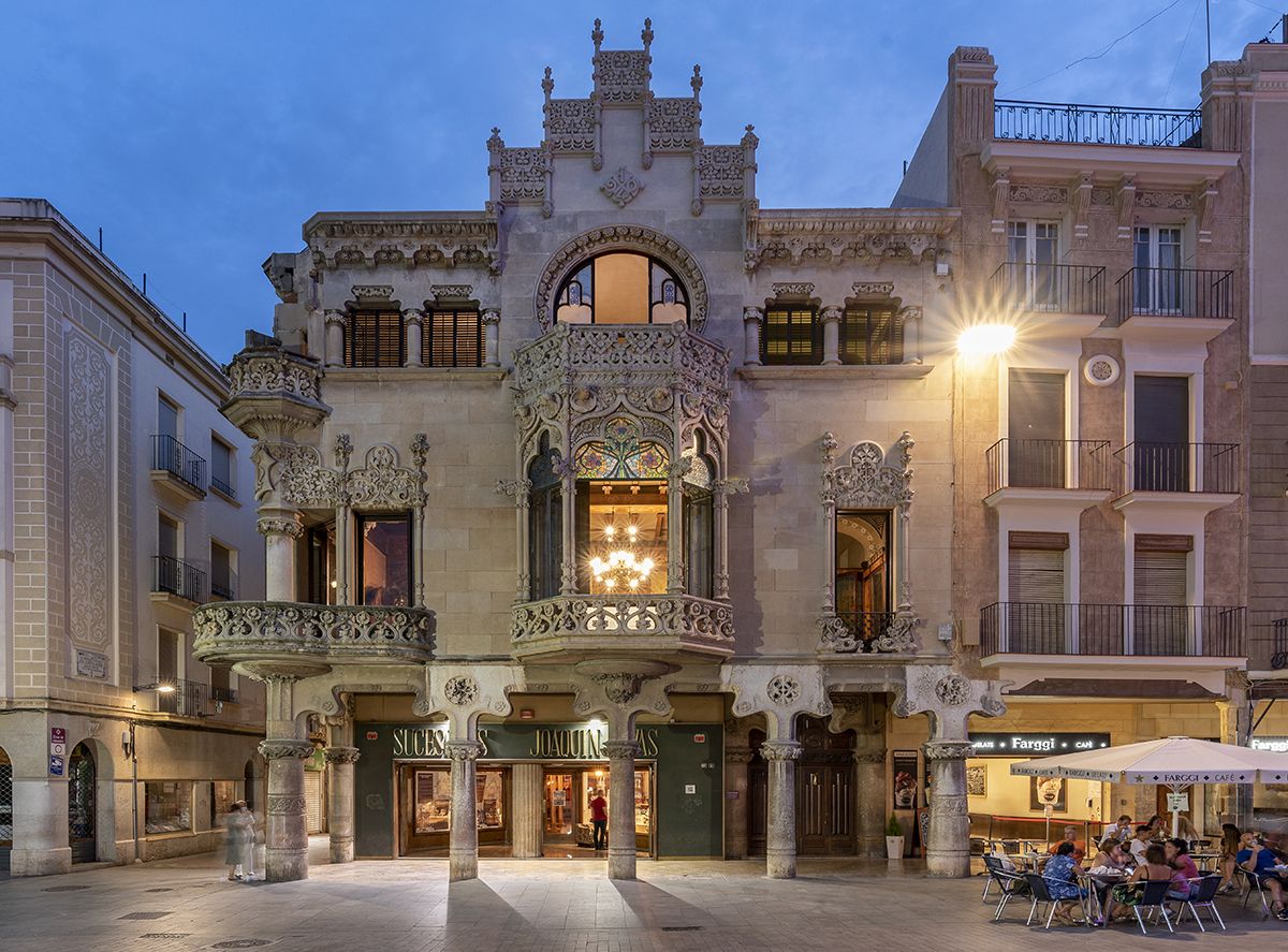 Casa Navàs de Reus amb la torratxa reconstruïda