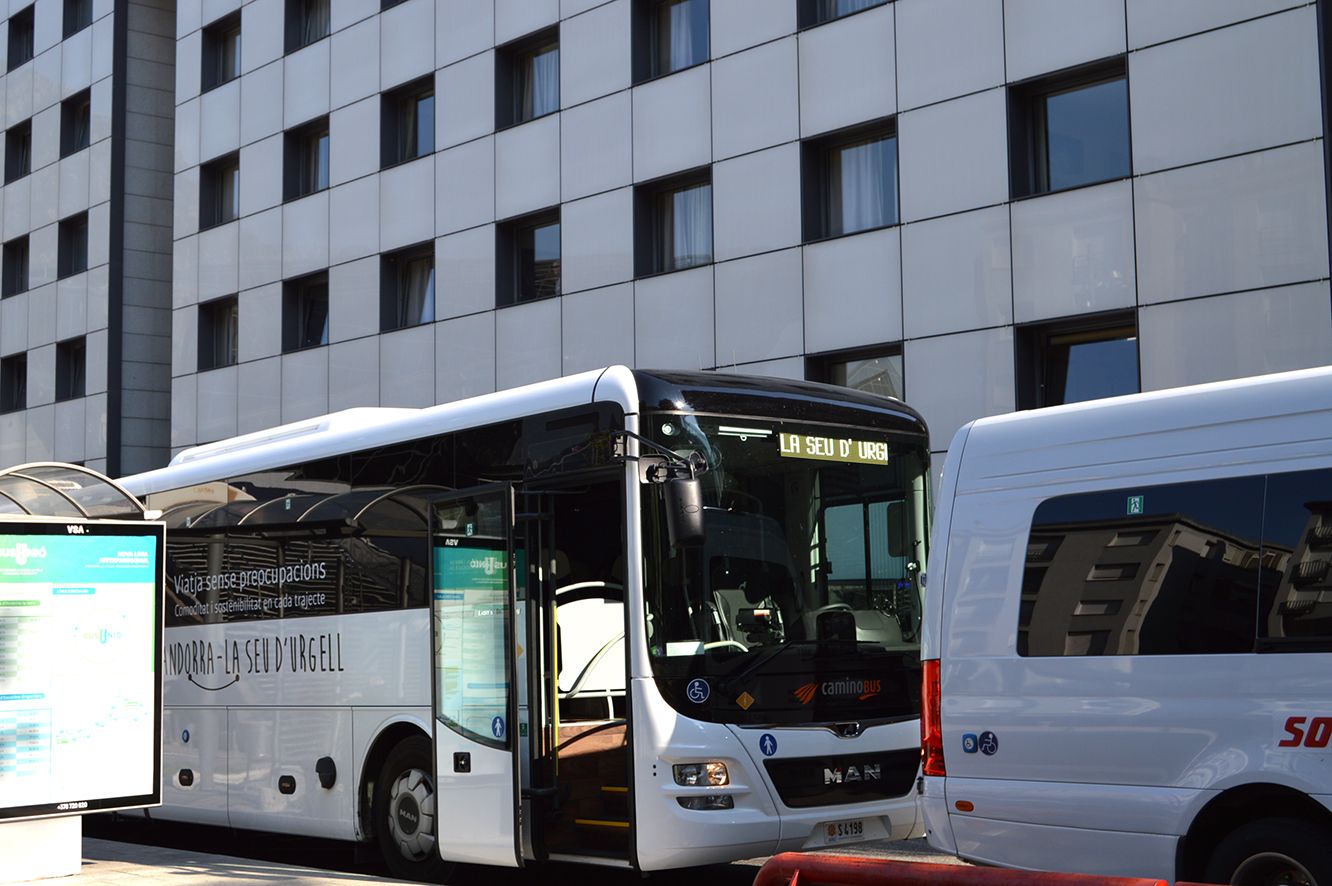 Uno de los autobuses que hace el enlace entre Andorra y La Seu d'Urgell | FOTO: M.F. (ANA)
