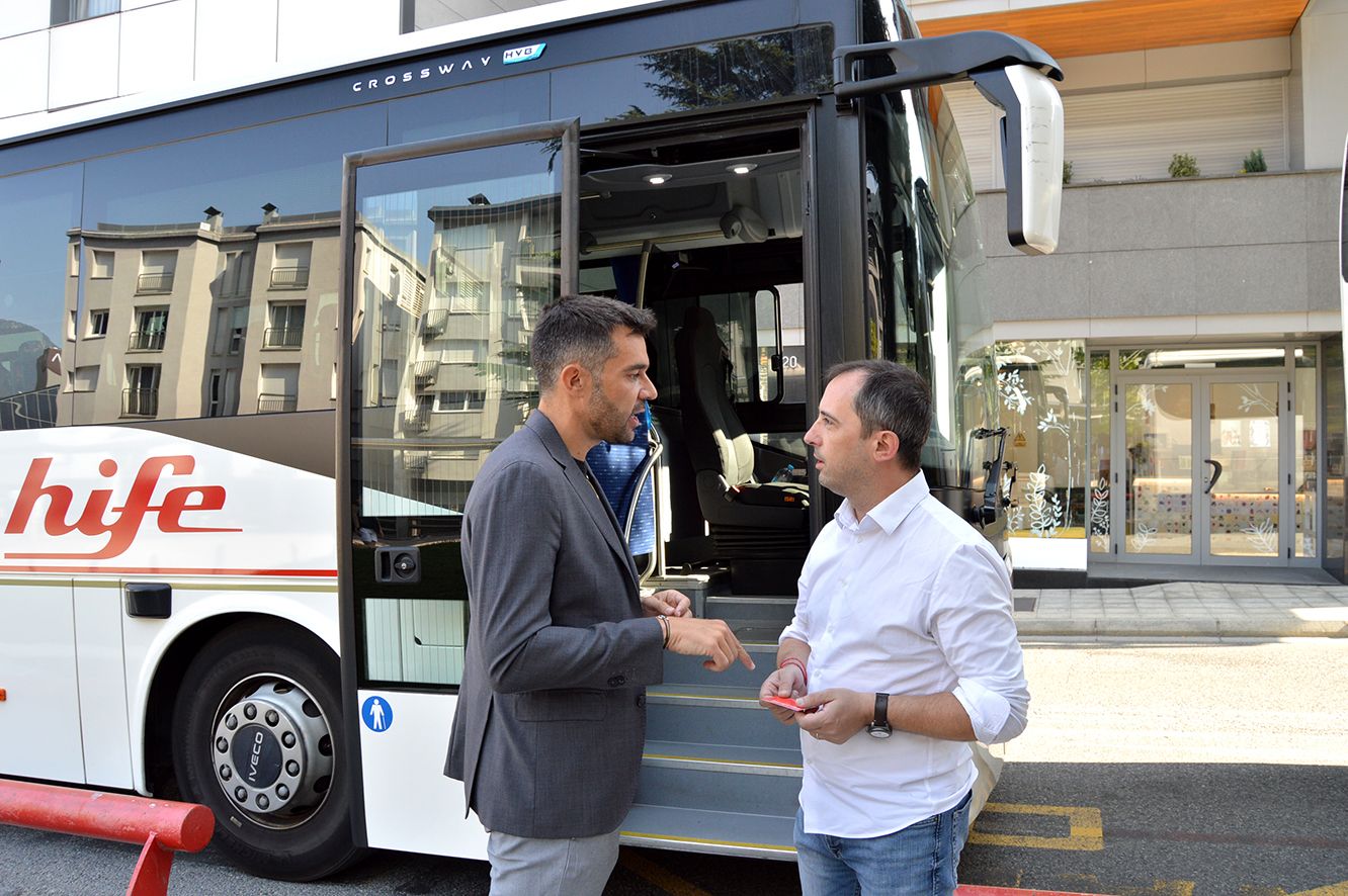 El secretari d'Estat de Transició Energètica, Transports i Mobilitat, David Forné, i el director d’Energia i Transports, Carles Miquel, davant un dels busos que fa l'enllaç amb la Seu d'Urgell