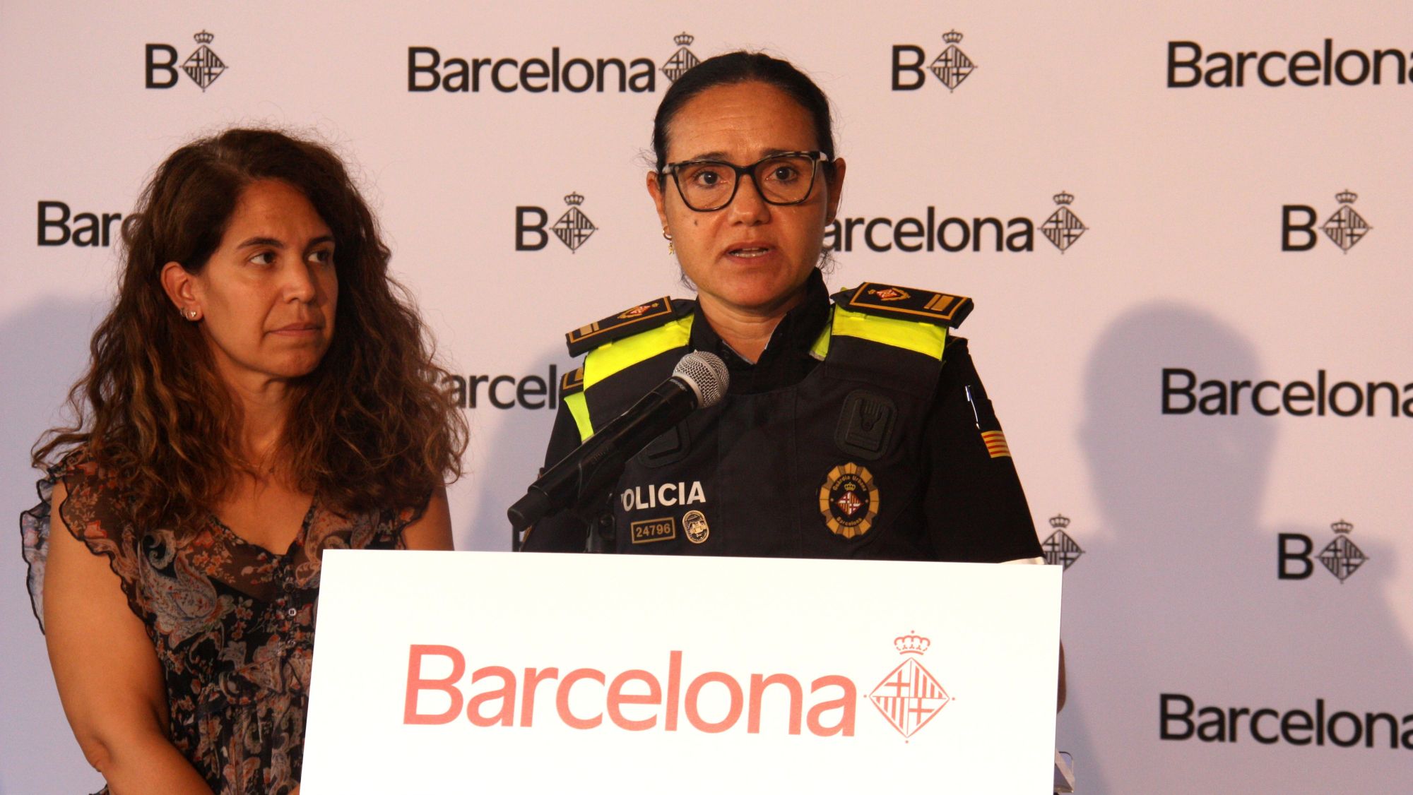 La intendenta del districte de Sants Montjuïc, Noelia López, a l'atenció als mitjans aquest divendres pels desallotjaments