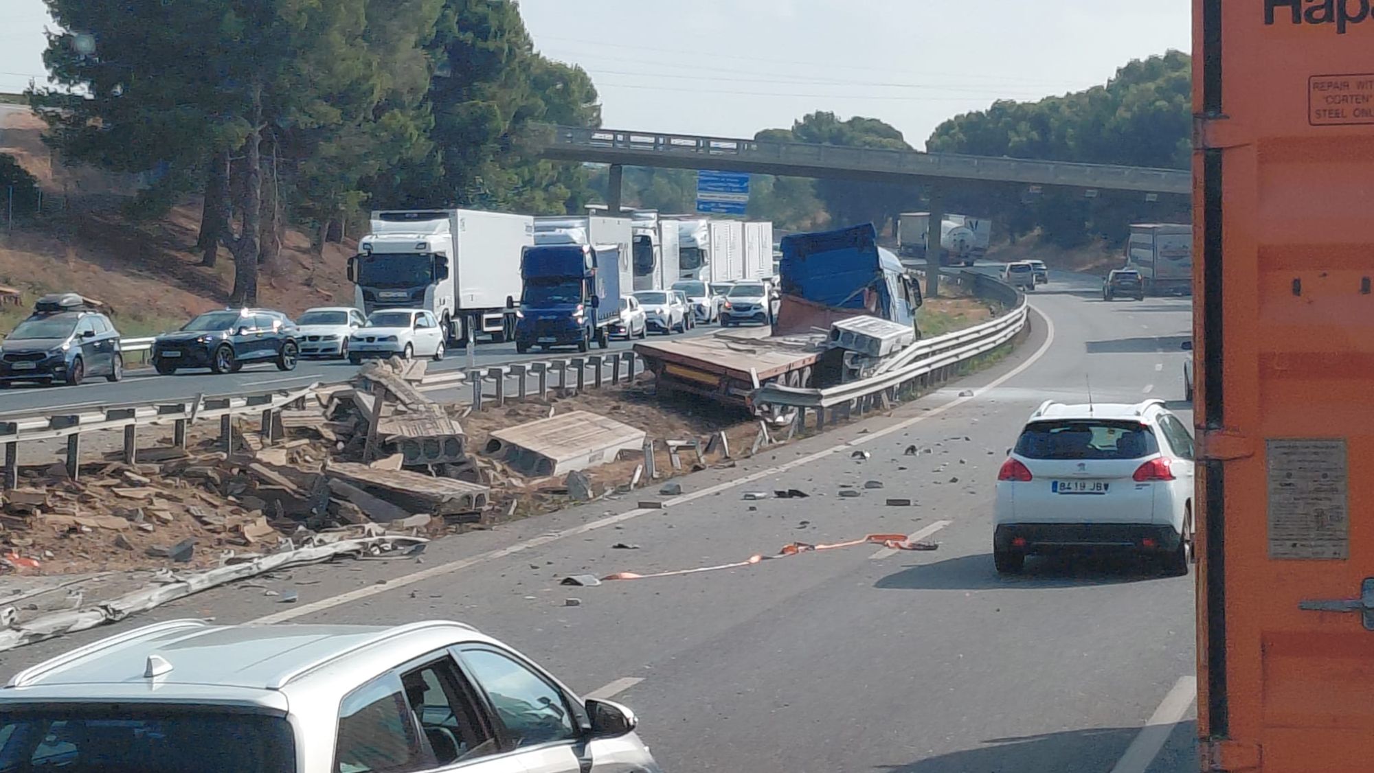 Accident d'un camió que transportava bigues de formigó a l'AP 7 2