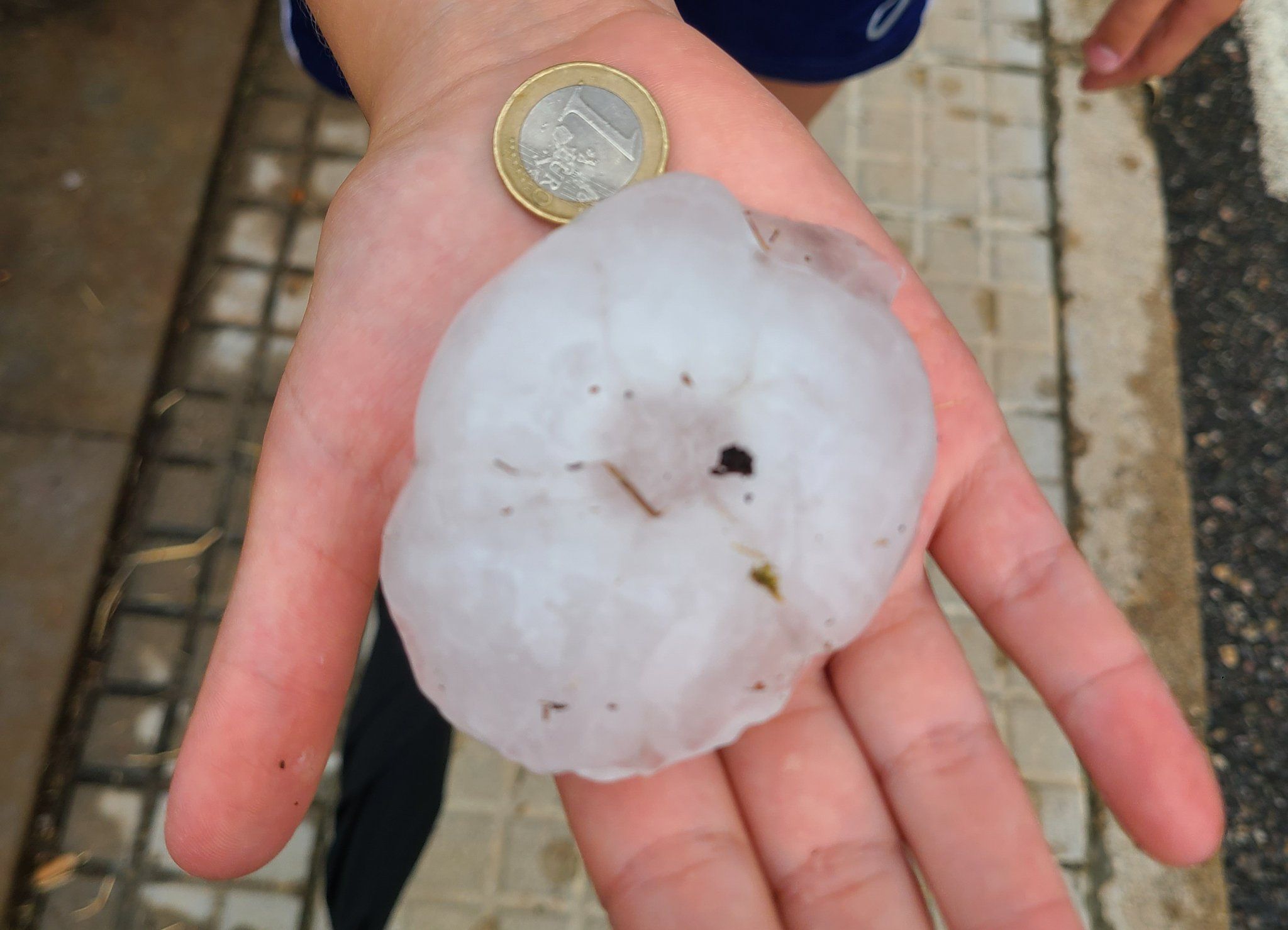 Pedra de la mida d'un ou en una forta tempesta a Solsona aquest dilluns, 3 d'agost | FOTO: X / @rgsait