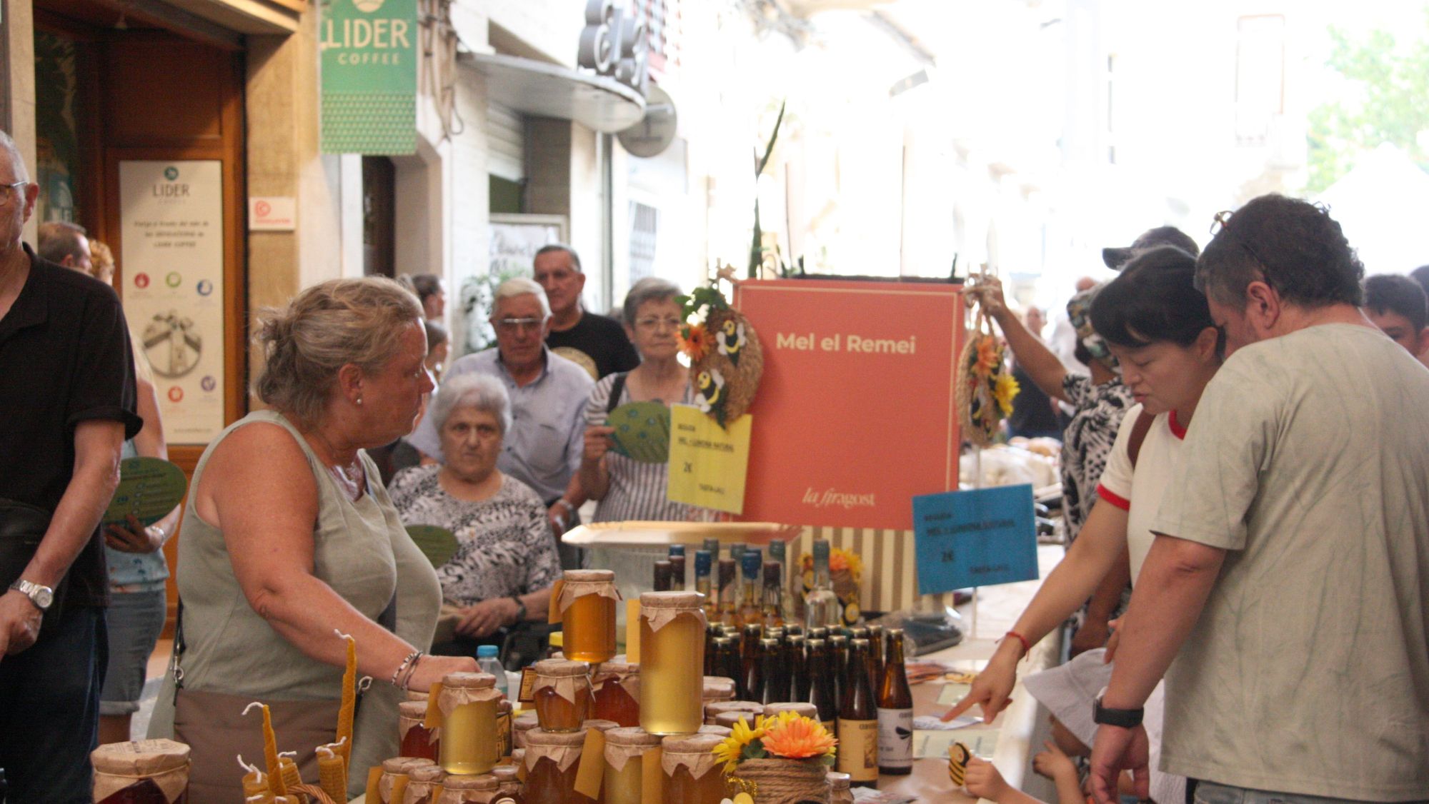 Imatge d'un dels expositors del carrer de la Cort de Valls durant el Firagost