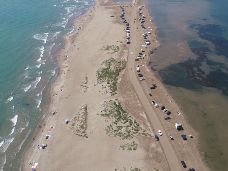 Vista aèria de la platja del Trabucador abans de la regulacions d'aparcament | FOTO: Parc Natural del Delta