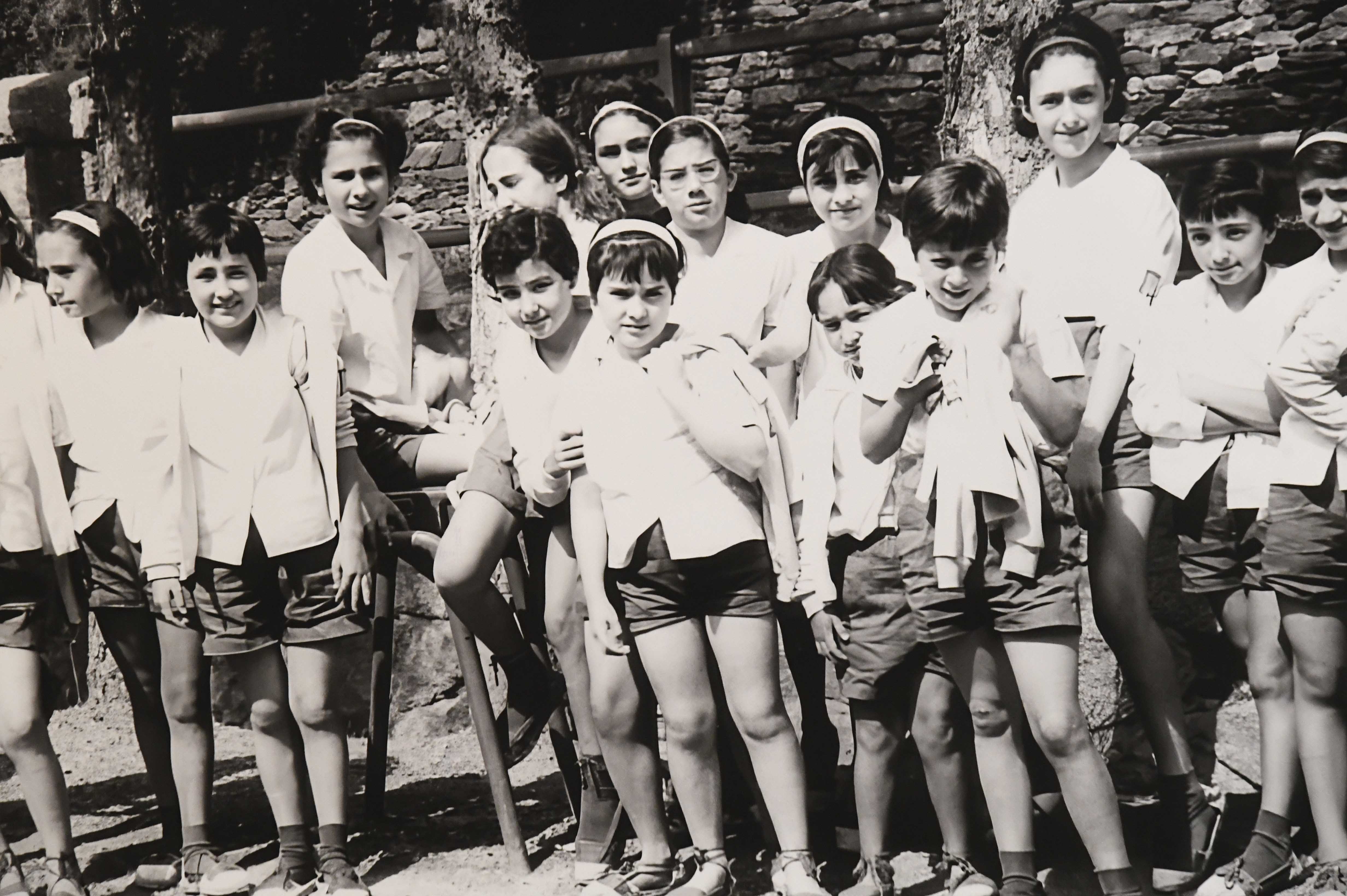 La muestra recorre un siglo de historia de las colonias infantiles a través de documentos, materiales y contenidos divulgativos.