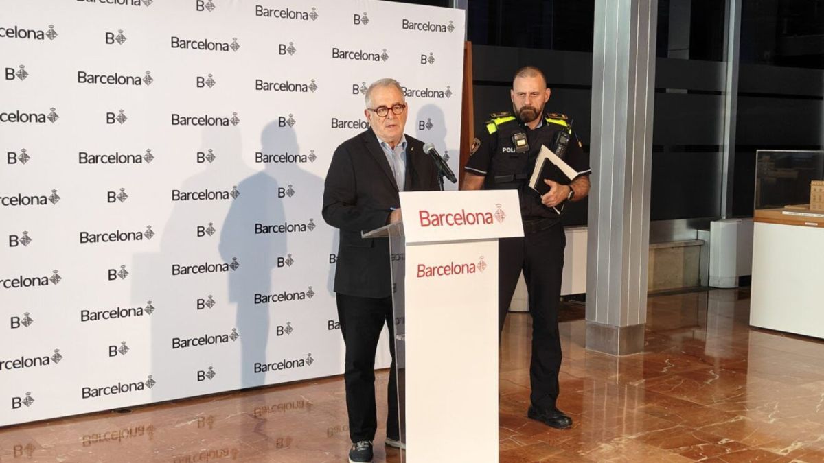 El quart tinent d’alcaldia de Barcelona, Jordi Valls, presenta els dispositius amb IA per a traduccions automàtiques