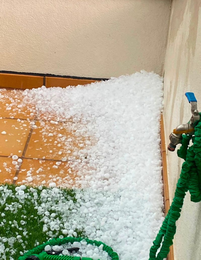 Un pati amb pedra acumulada a la Vall de Bianya