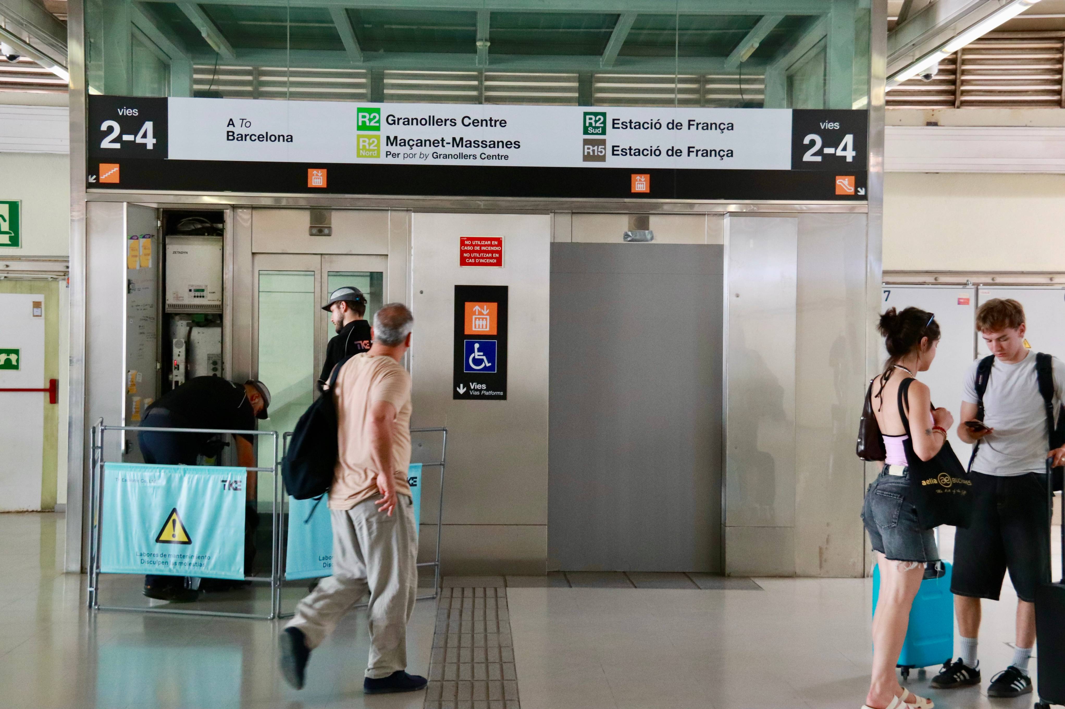 Reparació d'ascensors a l'estació de trens del Prat de Llobregat