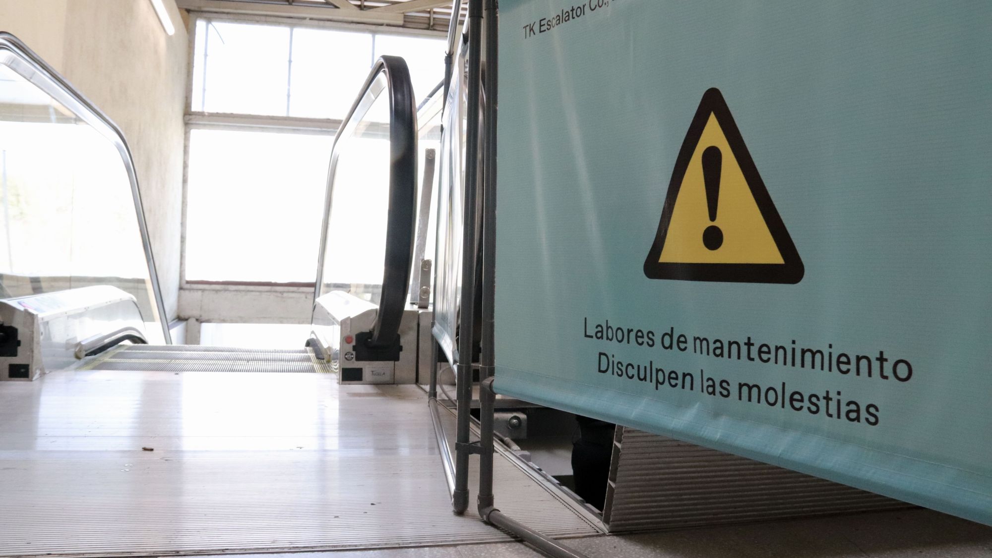 Cartell indicant tasques de manteniment en unes escales mecàniques.