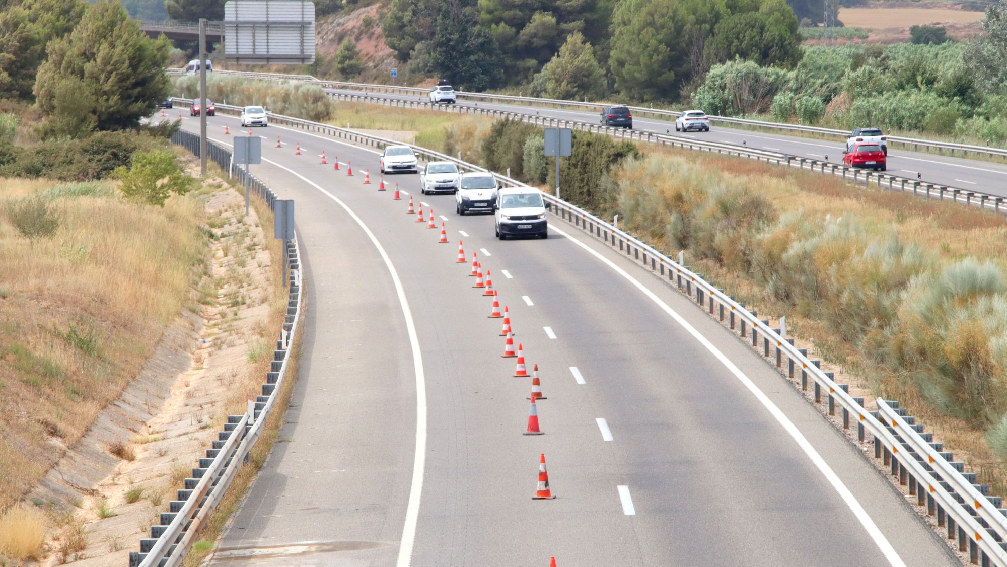 Imatge dels cons que s'han col·locat a la sortida de Montblanc de l'AP 2 en sentit Barcelona i que anul·len un carril de circulació