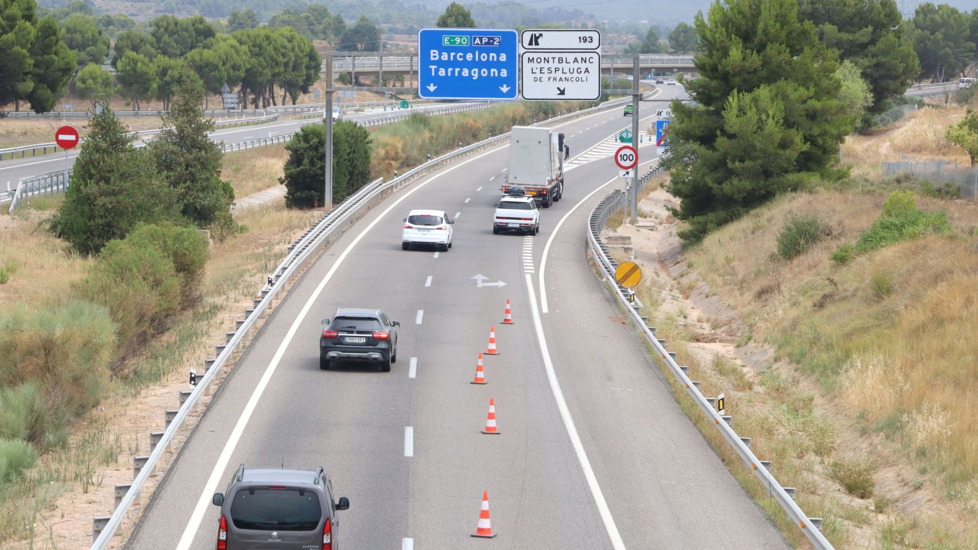Imatge dels cons que s'han col·locat a la sortida de Montblanc de l'AP 2 en sentit Barcelona i que anul·len un carril de circulació (2)