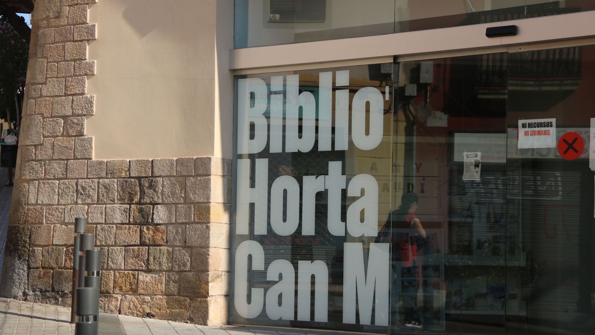 Porta tancada de la biblioteca Can Mariner del barri d'Horta de Barcelona