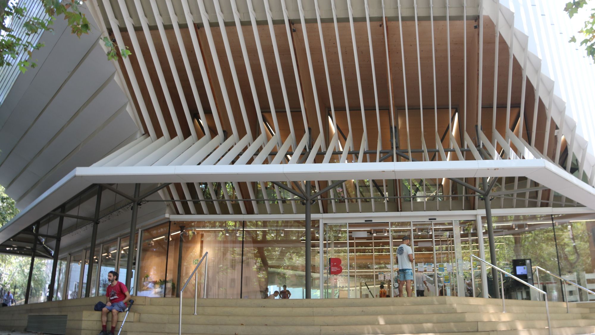 La biblioteca Gabriel García Márquez del districte de Sant Martí de Barcelona, oberta un diumenge d'agost com a refugi climàtic