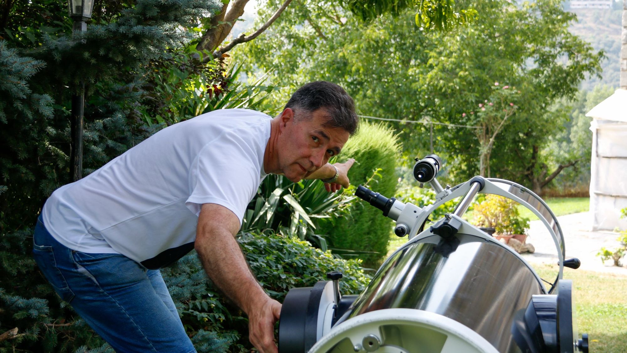 Miguel Martín, membre de l'Agrupació Astronòmica de La Seu d'Urgell, calibrant el seu telescopi.