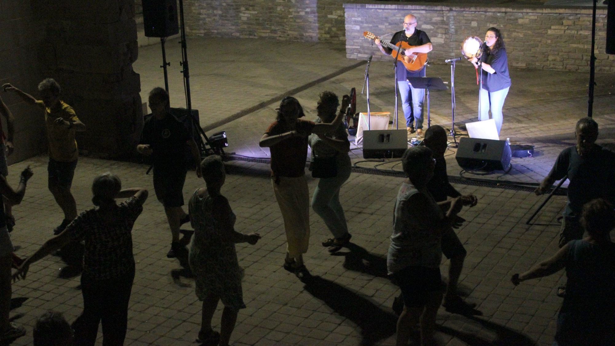 El grup Ballaveu a la plaça dels Comediants de Tàrrega (2)