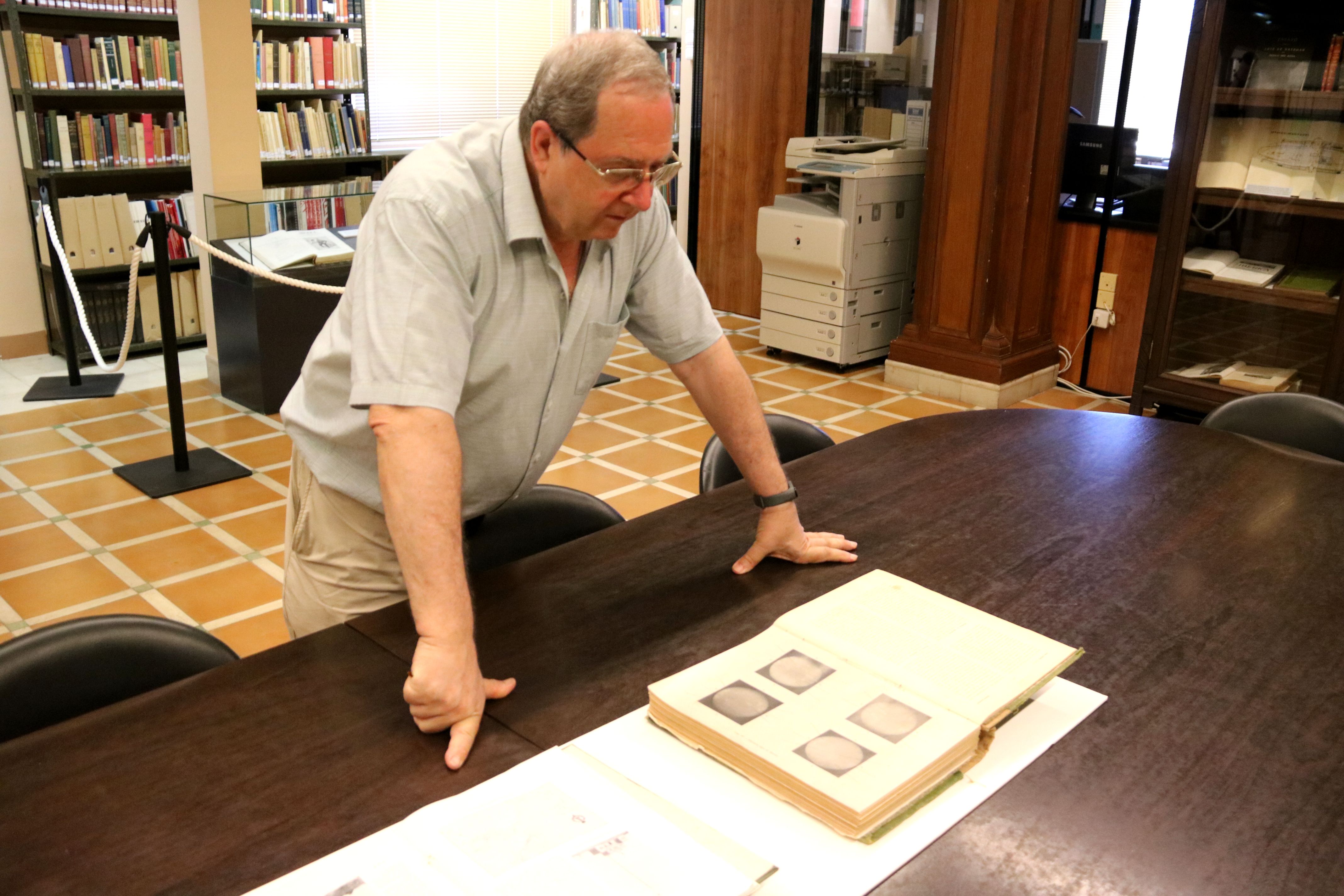 L'investigador Juanjo Curto, mirant documents històric de l'eclipsi solar total a la Biblioteca de l'Observatori de l'Ebre