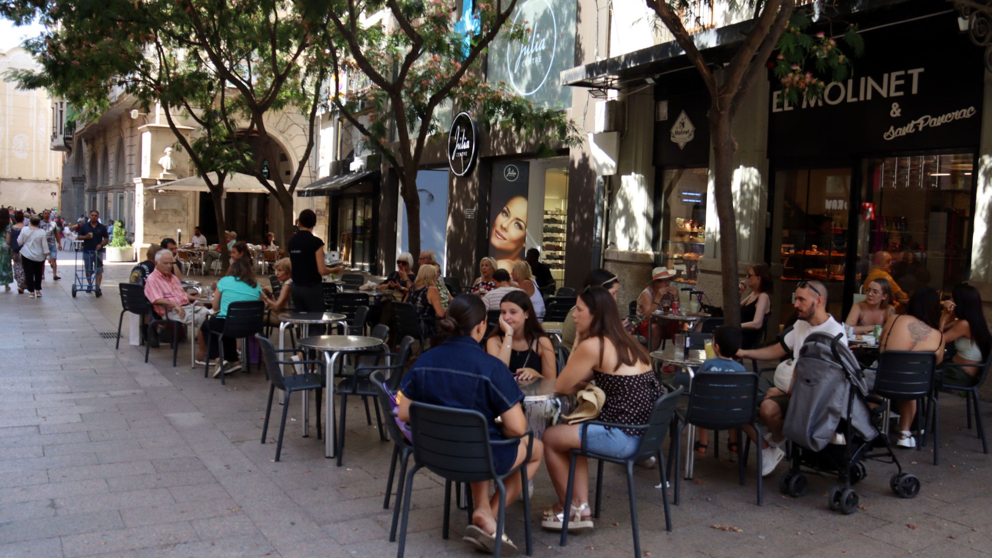 Terrasses plenes de gent a Lleida