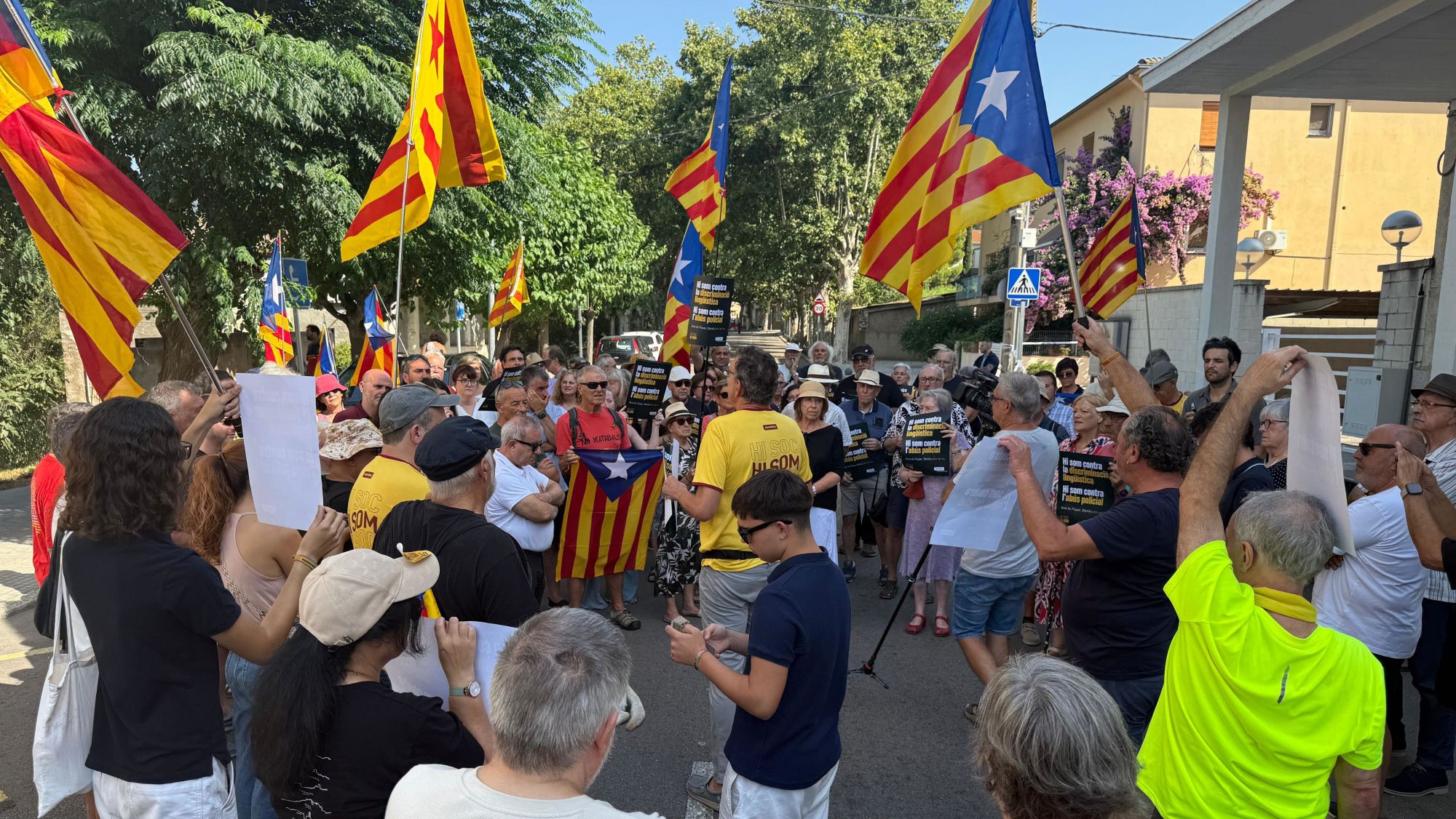 Concentrats davant de la comissaria a la Jonquera