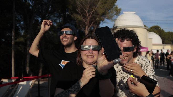 Diverses persones mirant l'eclipsi des de l'Observatori de l'Ebre
