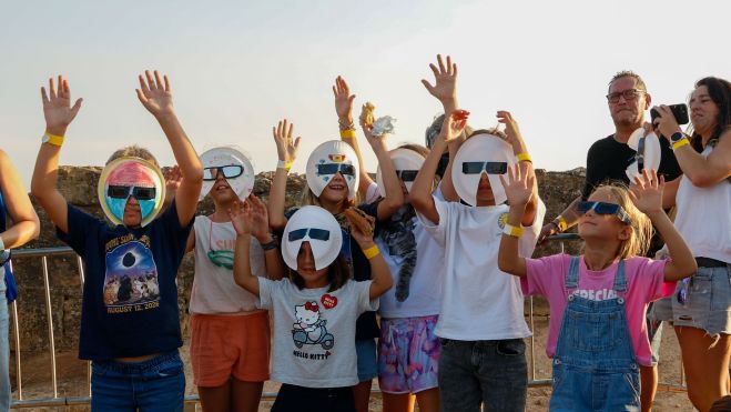 Un grup de nens veient l'eclipsi 
