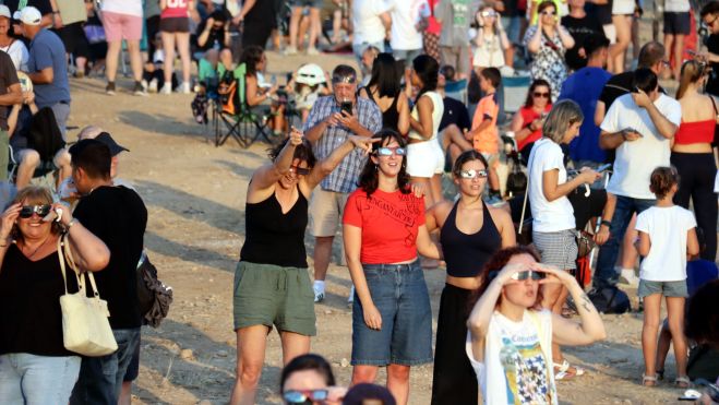 Gent gaudint de l'eclipsi total de sol des de la zona de Lleida
