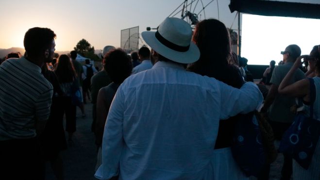 Una parella observant l'eclipsi