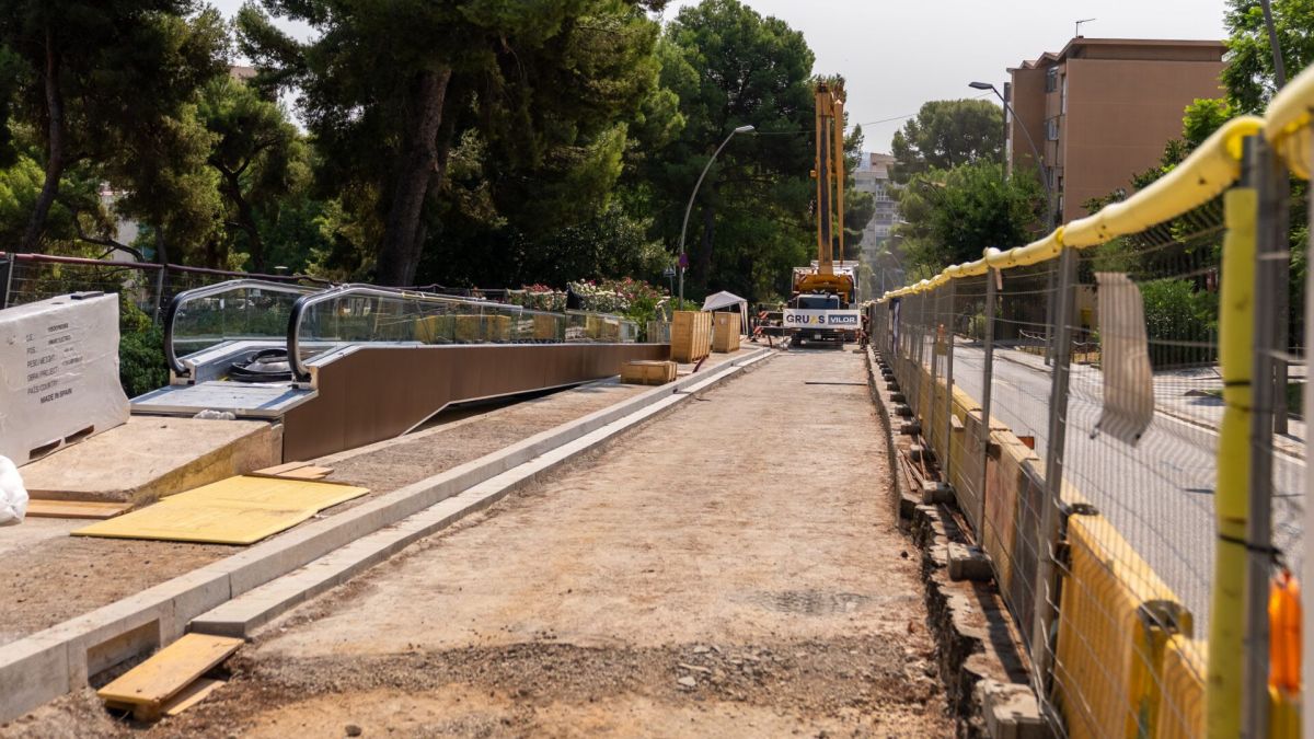 Treballs a la zona d'obres per la instal·lació de les rampes