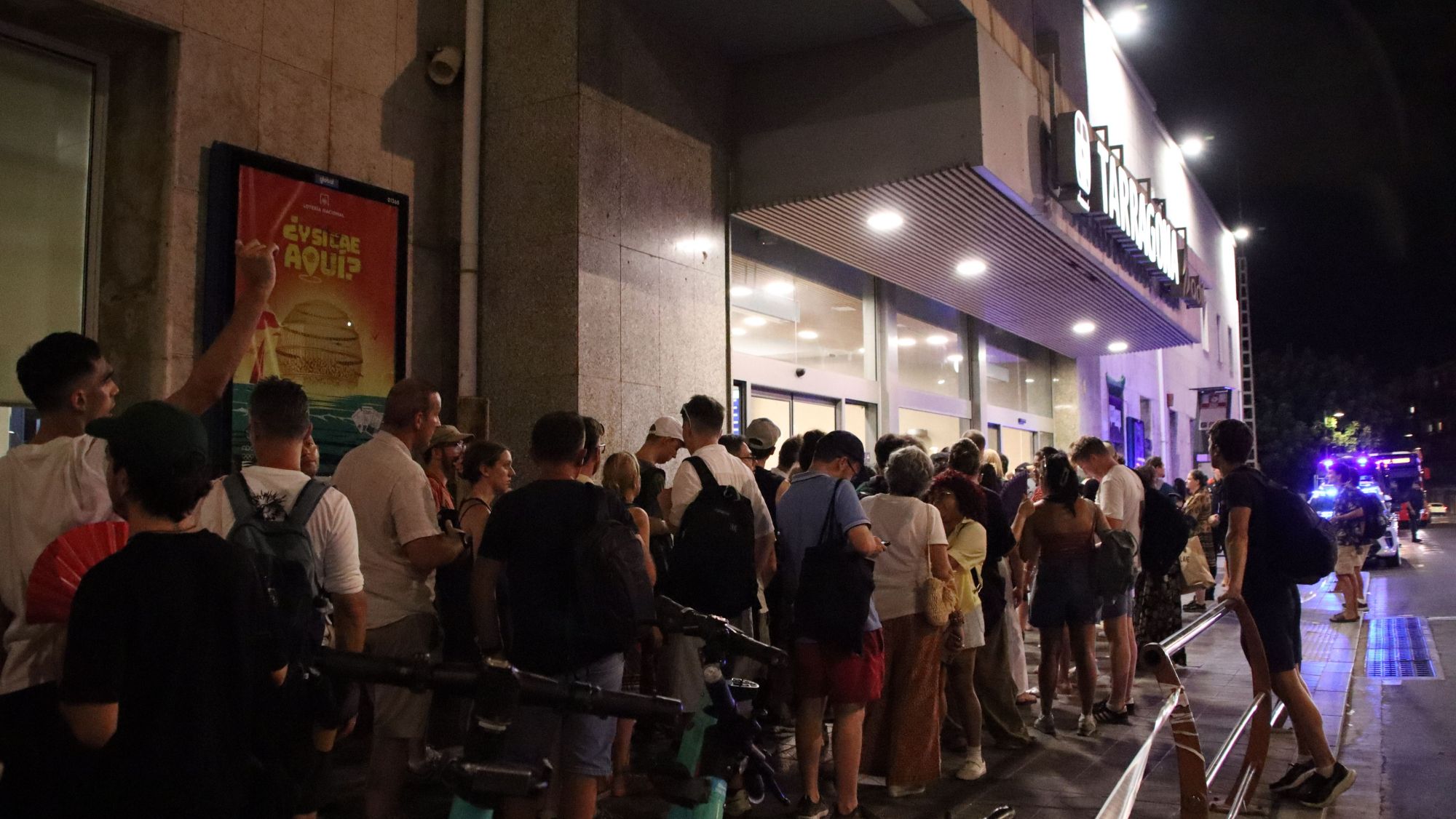 Persones fent cua a l'estació de Tarragona després de l'eclipsi